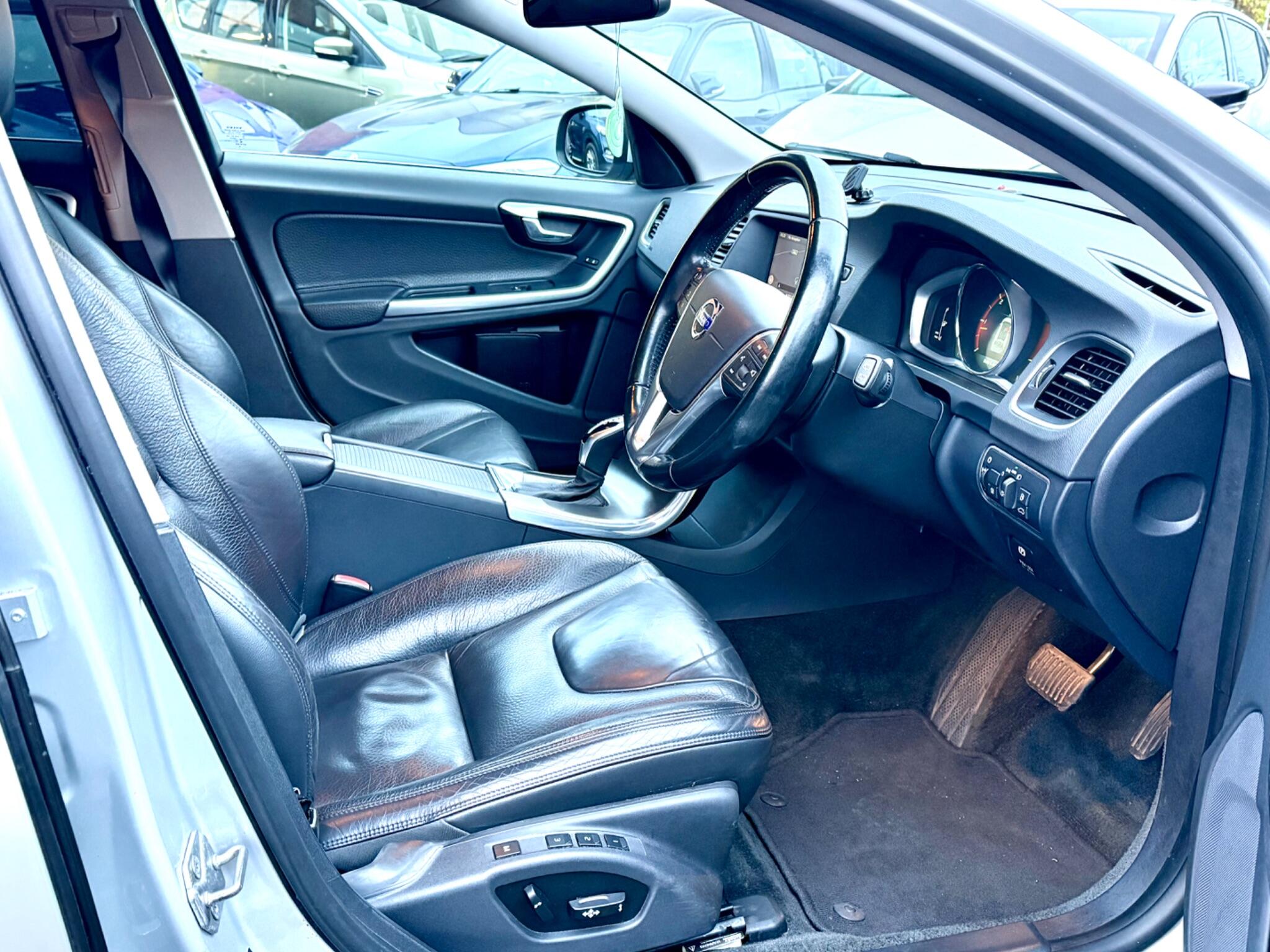 2014 Volvo V60 2.0 D3 SE Lux Nav Geartronic Euro 5 (s/s) 5dr • 81,071 miles image 4