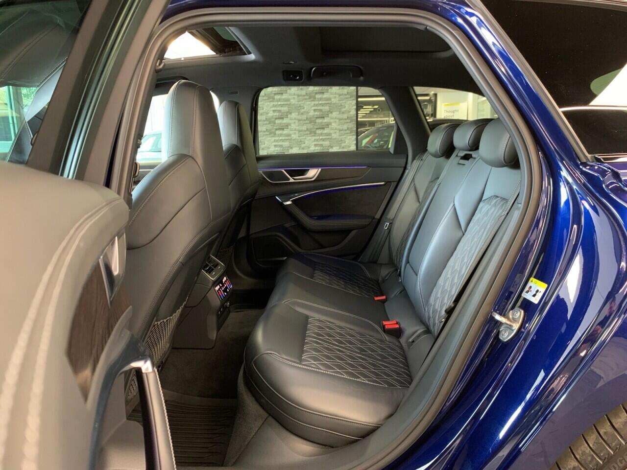Audi S6 Avant view 27