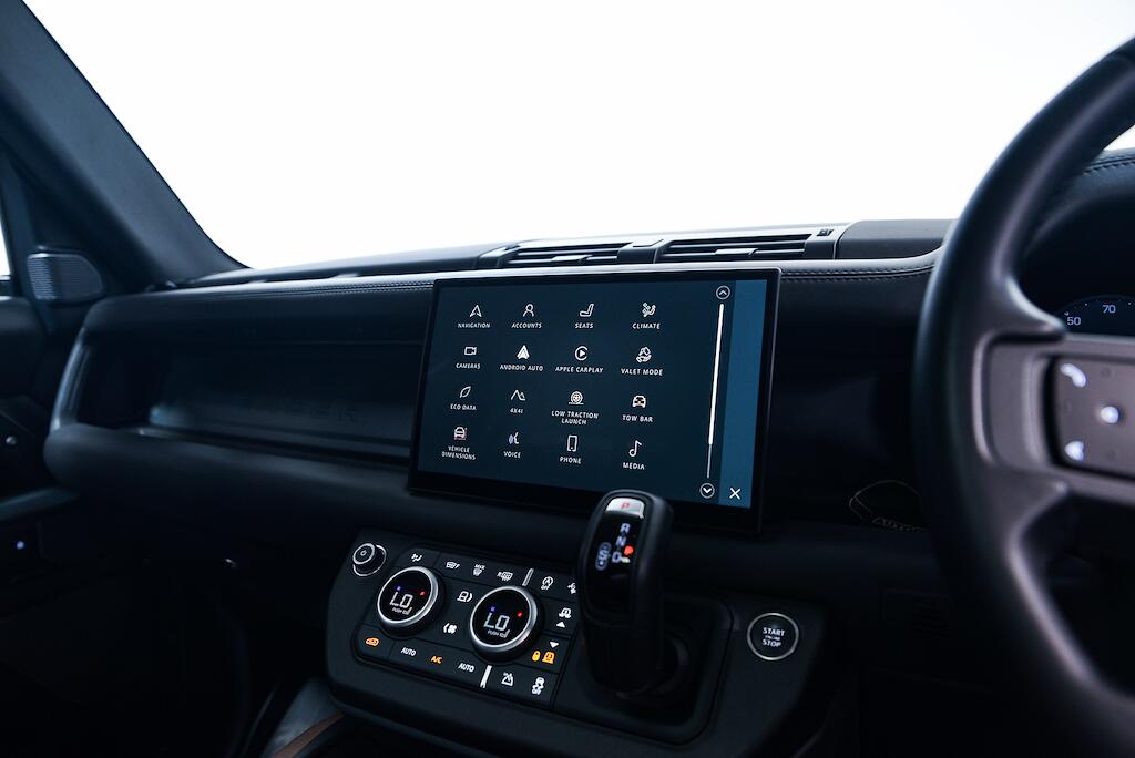 Land Rover Defender view 22