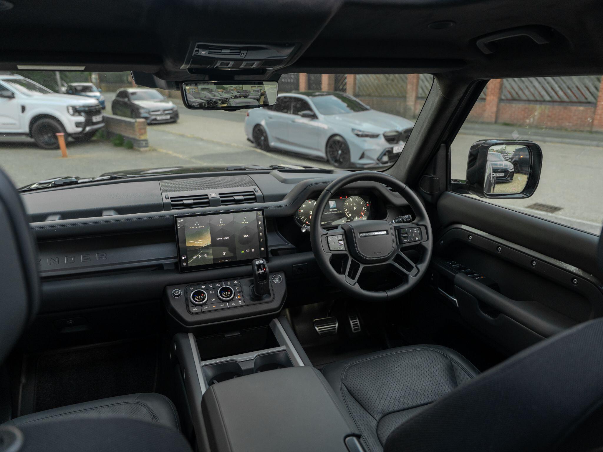 Land Rover Defender 110 view 37