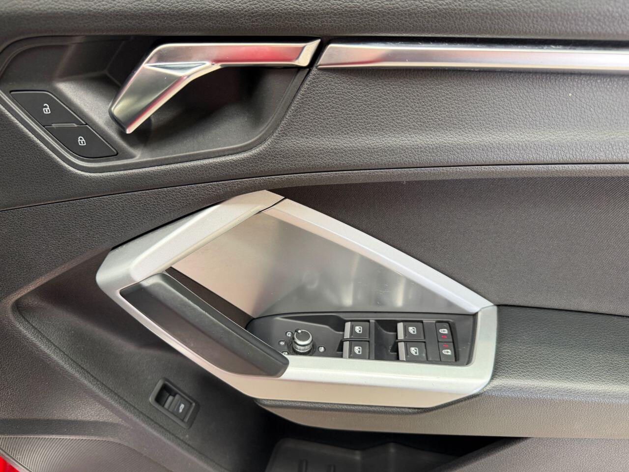 Audi Q3 view 27