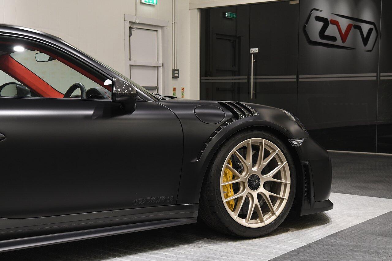 Porsche 911 view 40