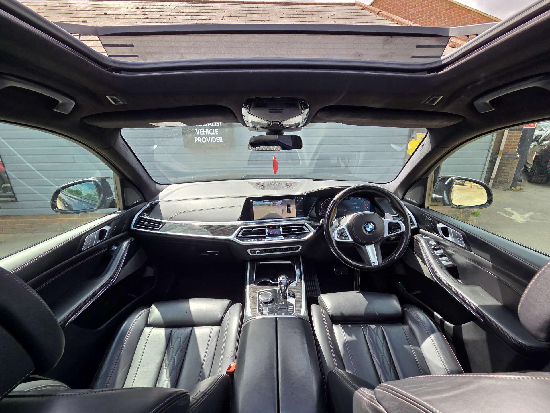 BMW X7 view 26