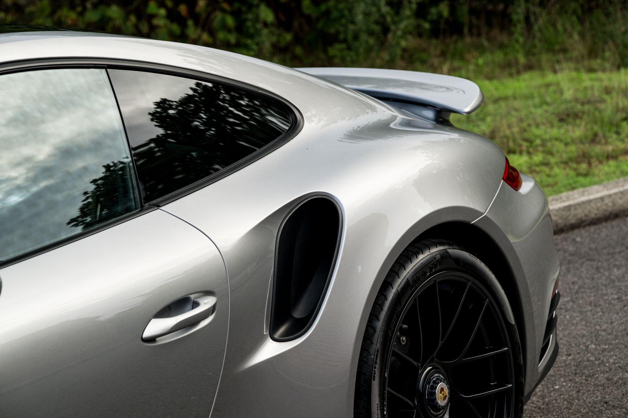 Porsche 911 view 19