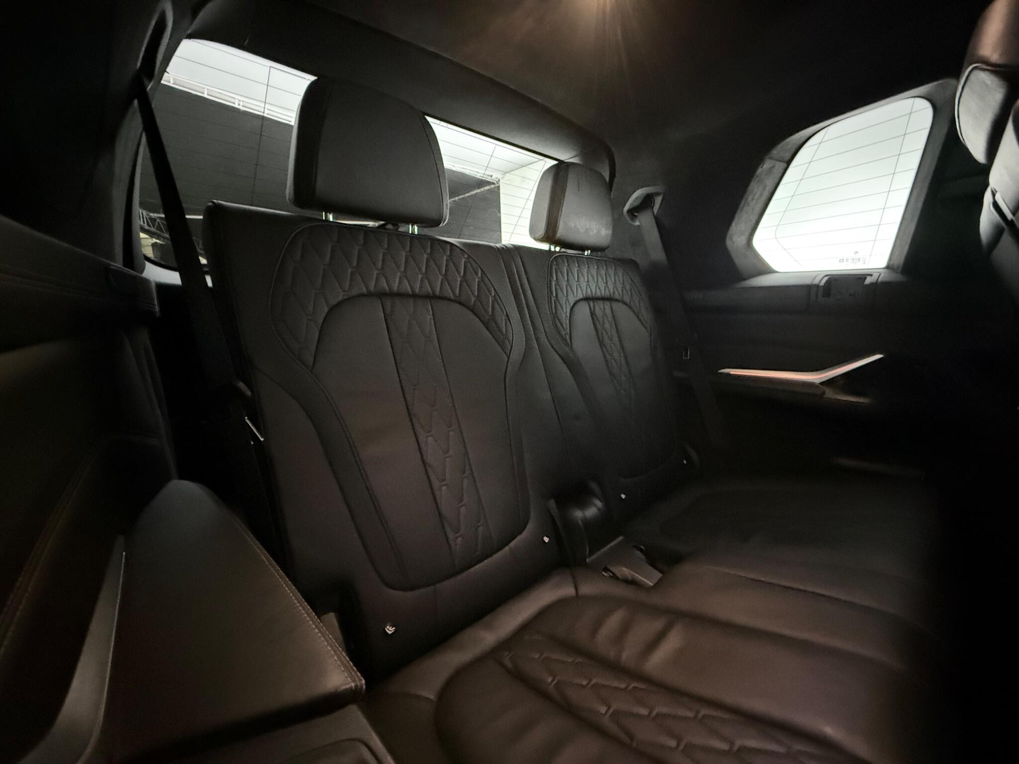 BMW X7 view 45