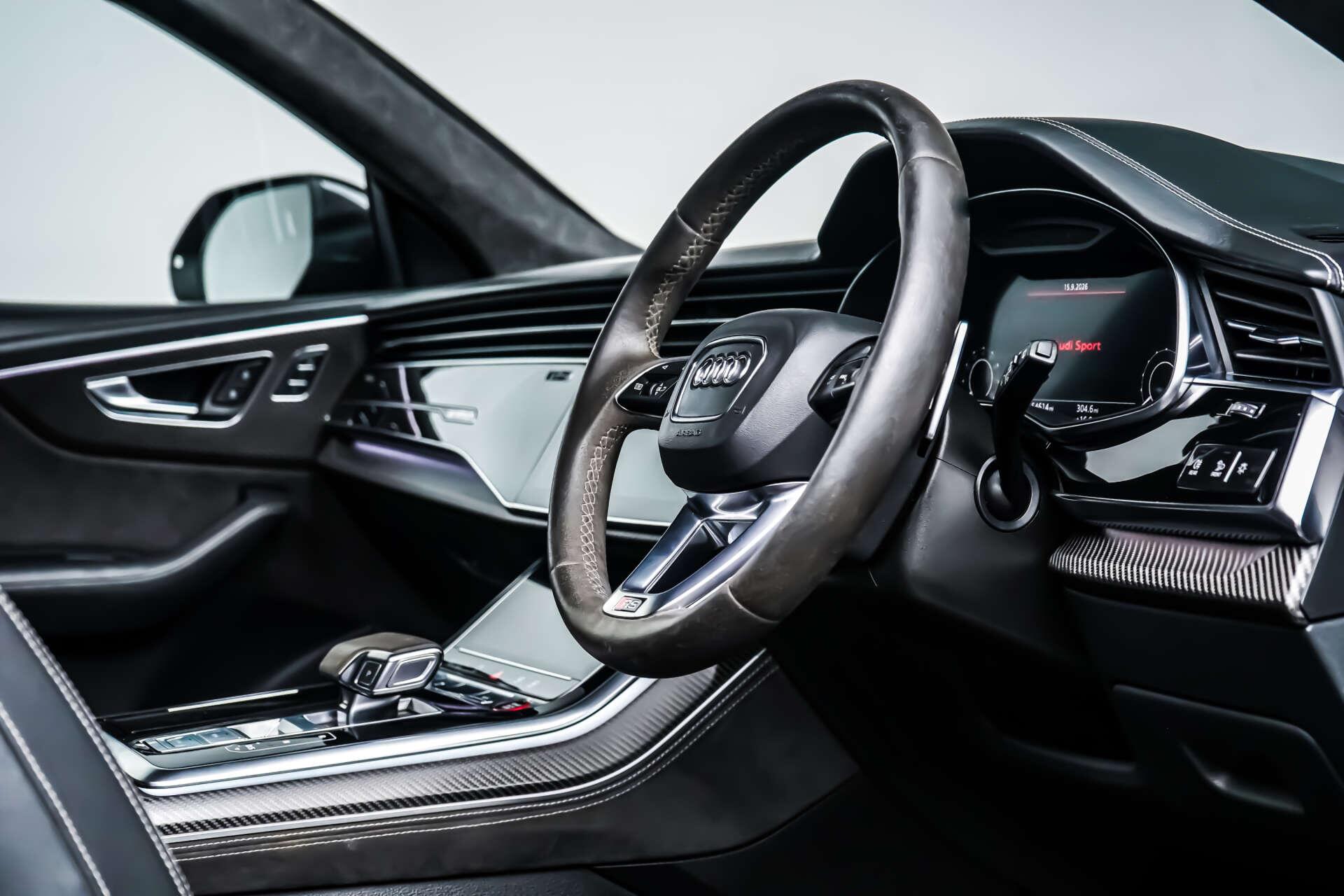 Audi RS Q8 view 8