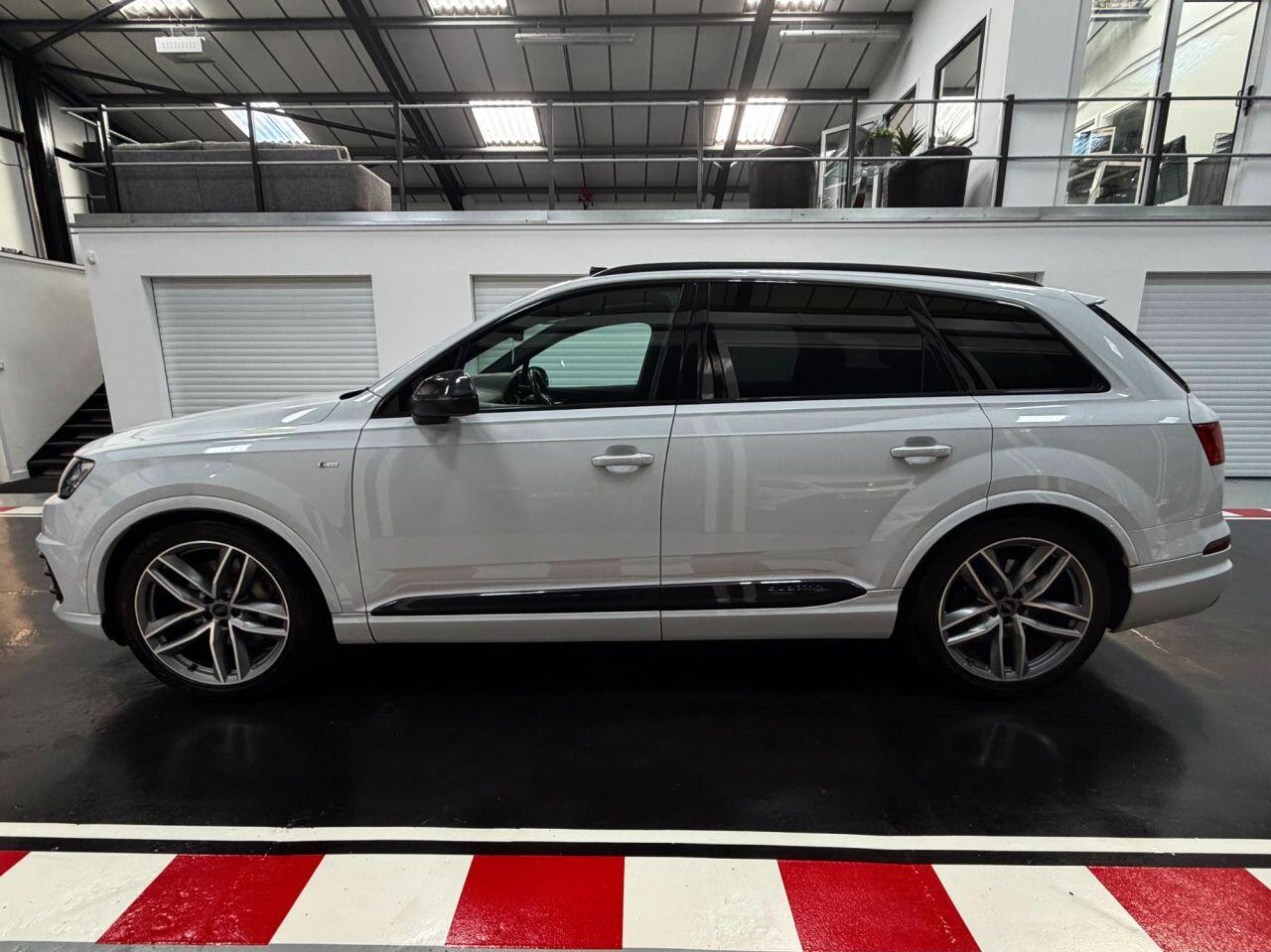 Audi Q7 view 11