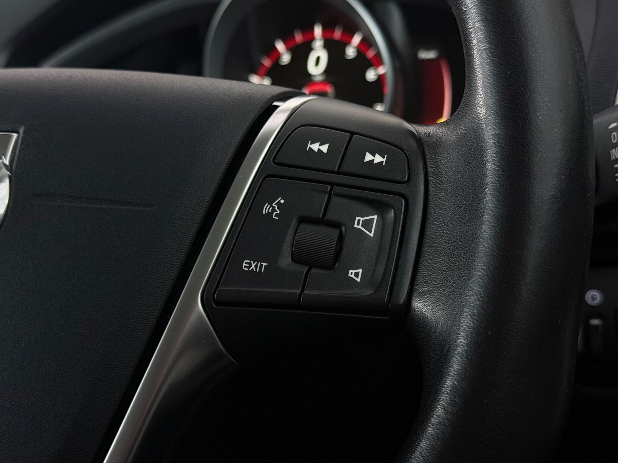 Volvo V40 Cross Country view 16