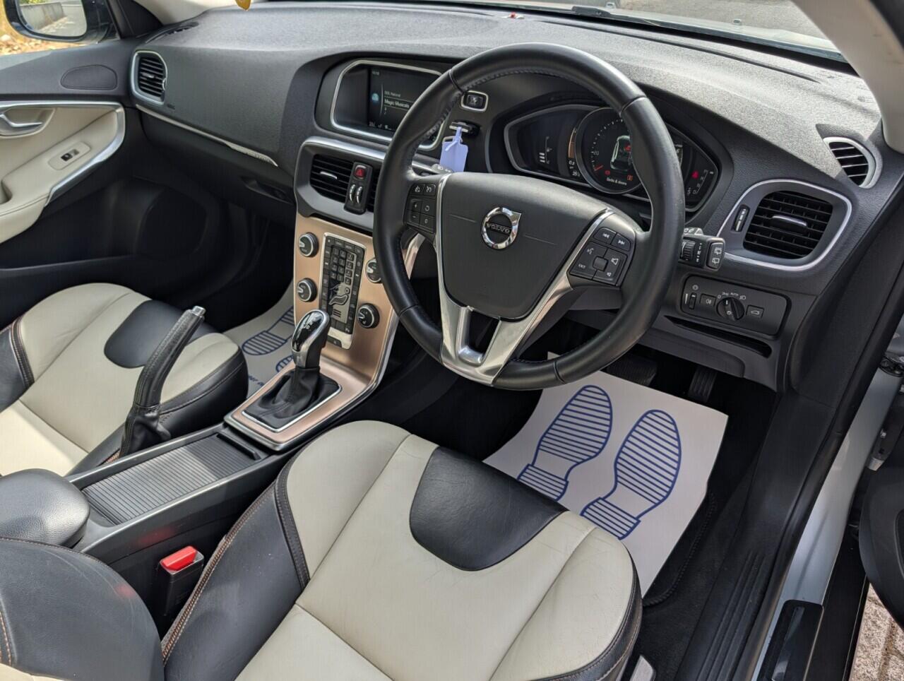 Volvo V40 Cross Country view 2