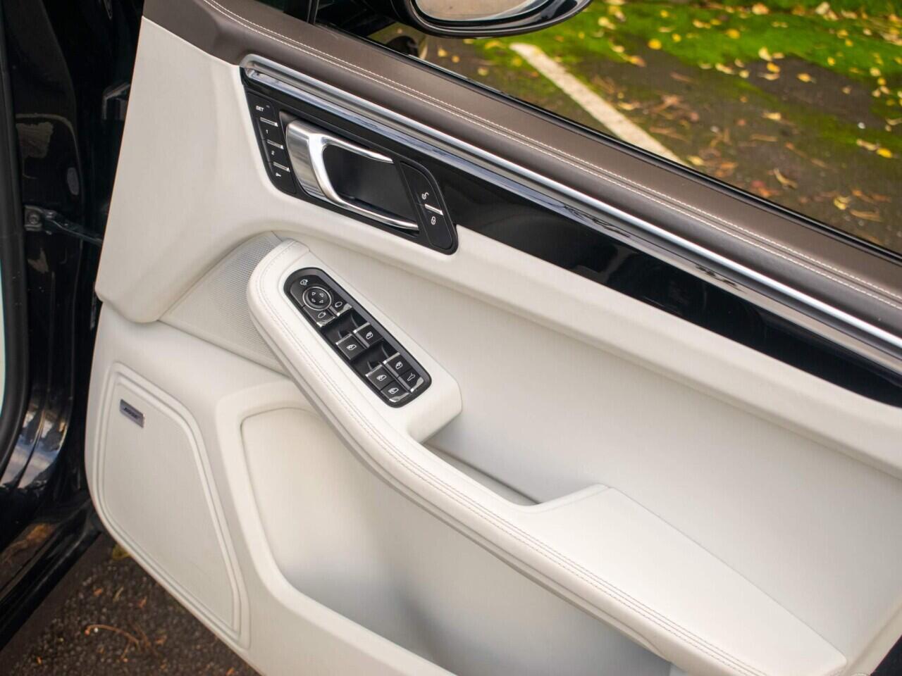 Porsche Macan view 36