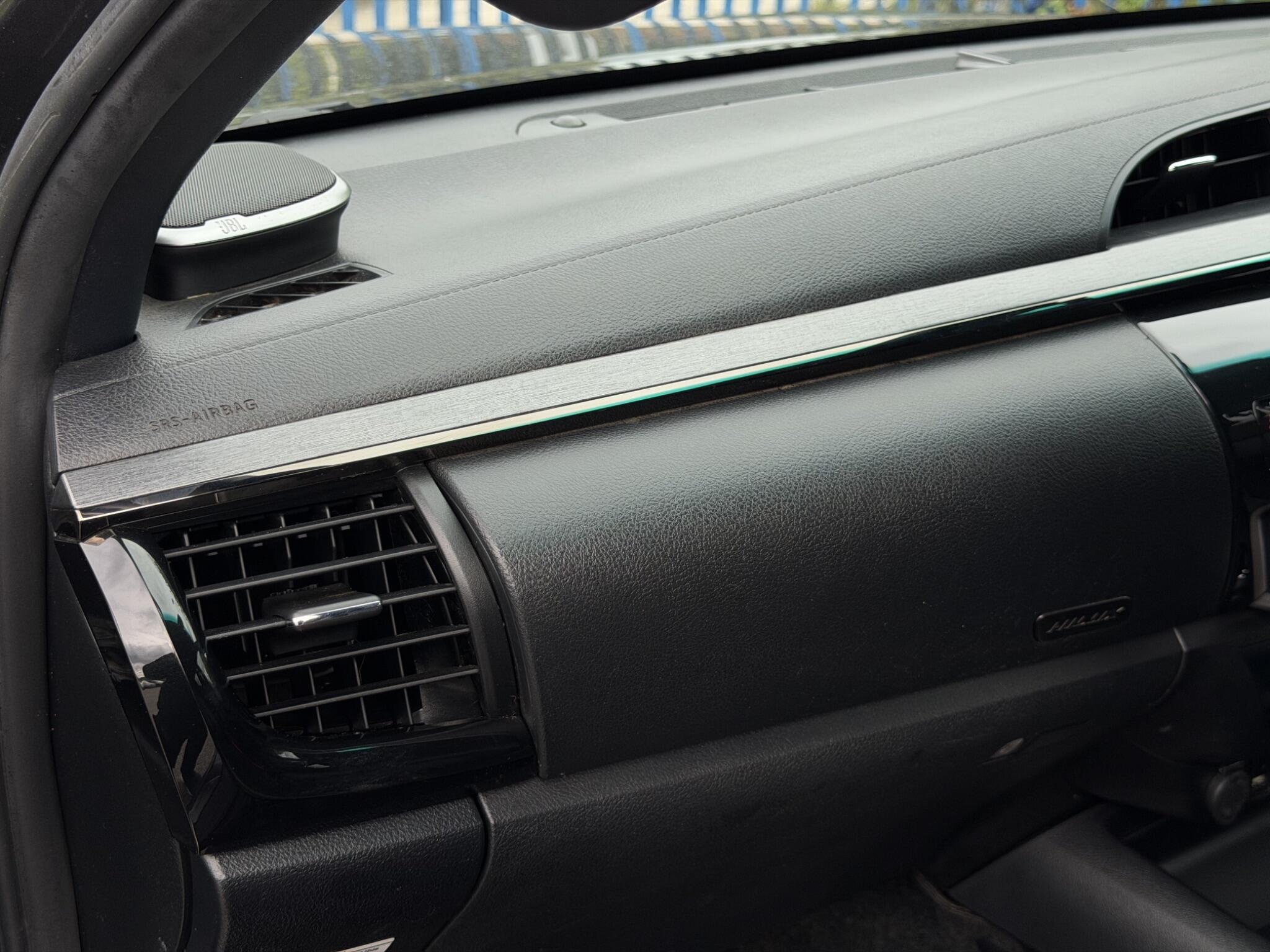 Toyota Hilux view 25