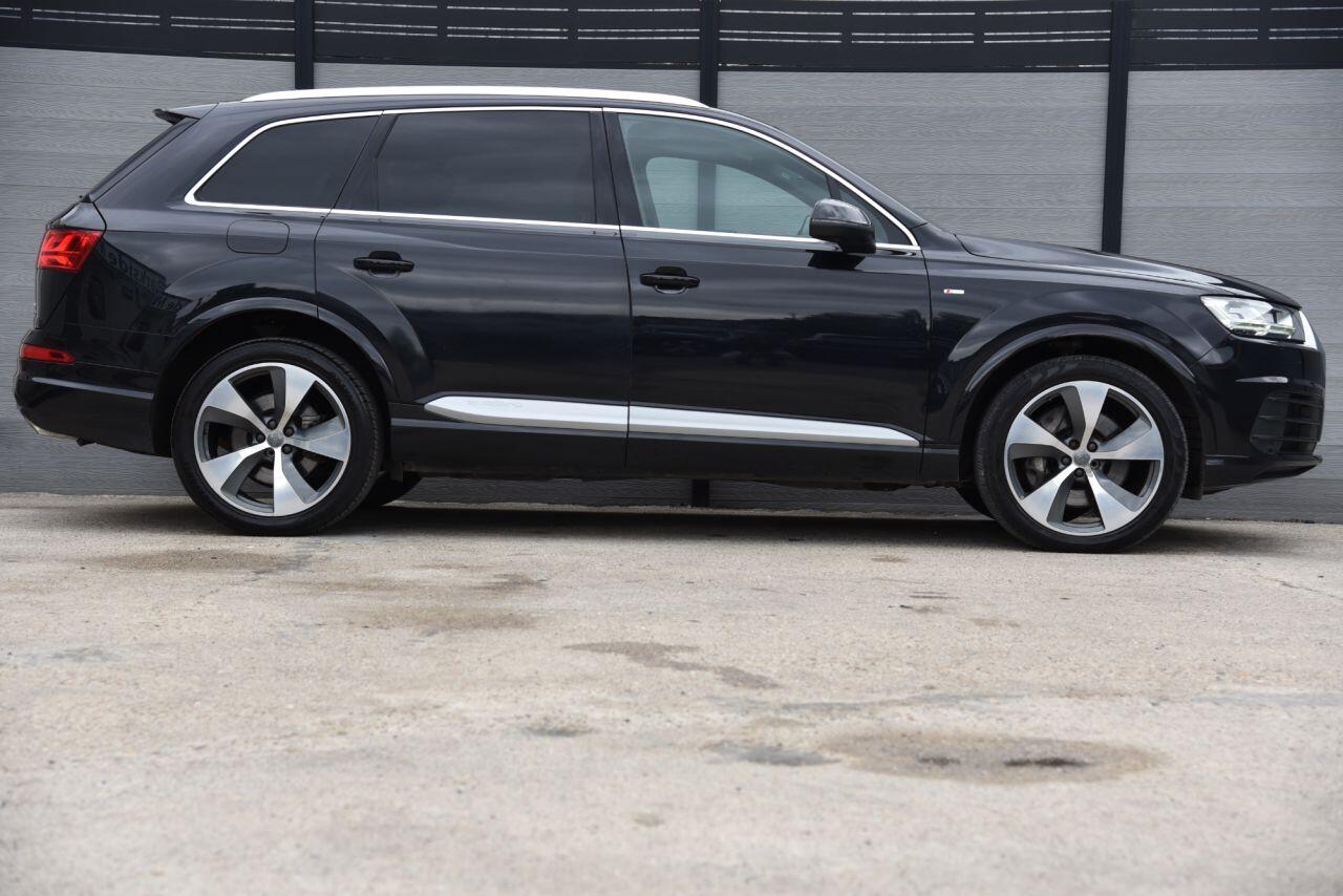 Audi Q7 view 7