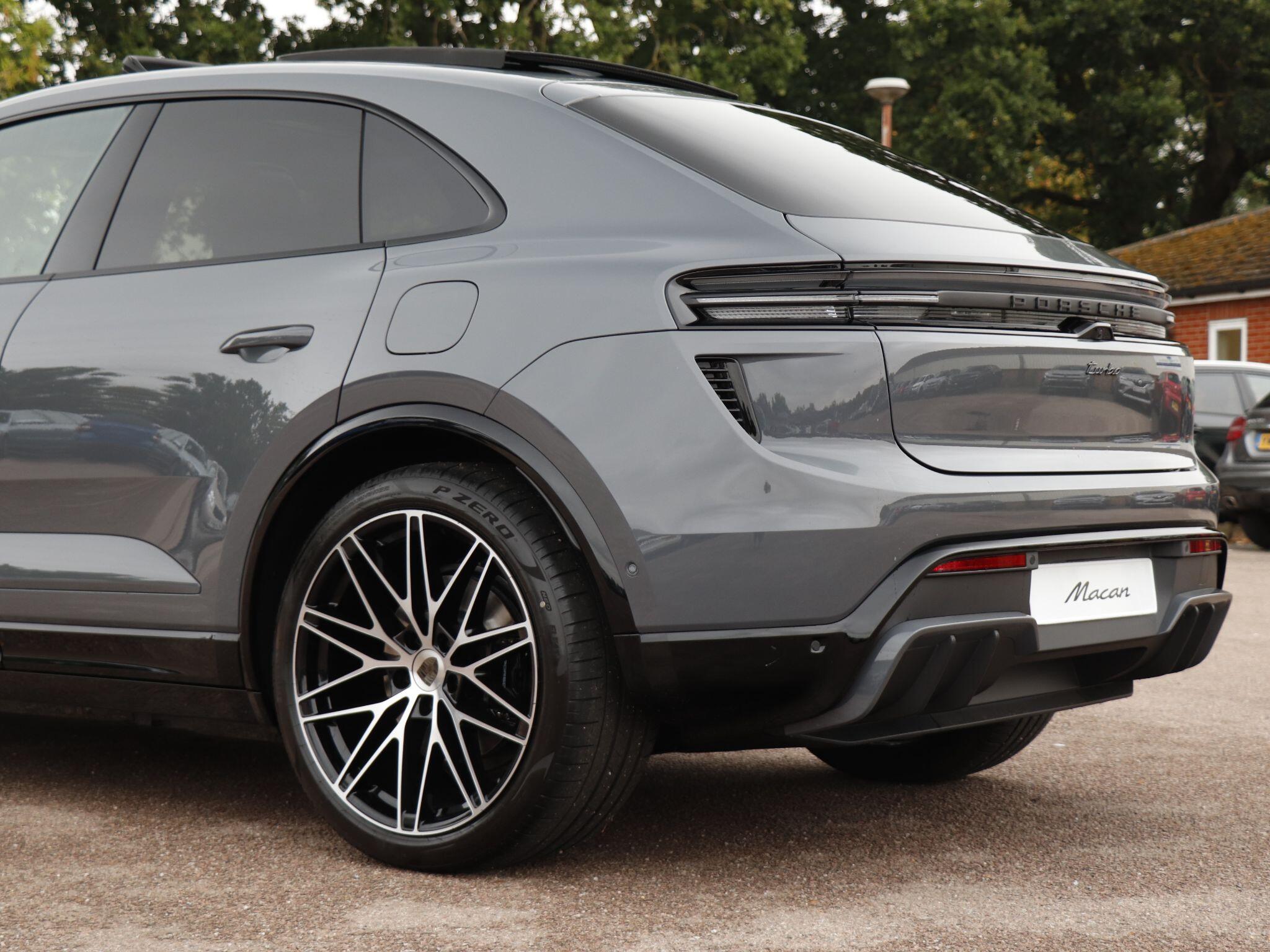 Porsche Macan view 30