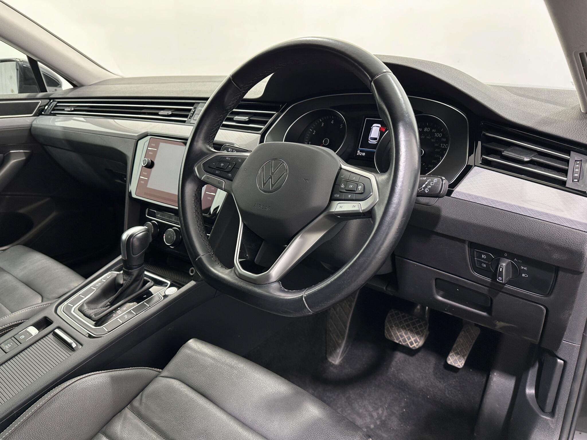 Volkswagen Passat view 11