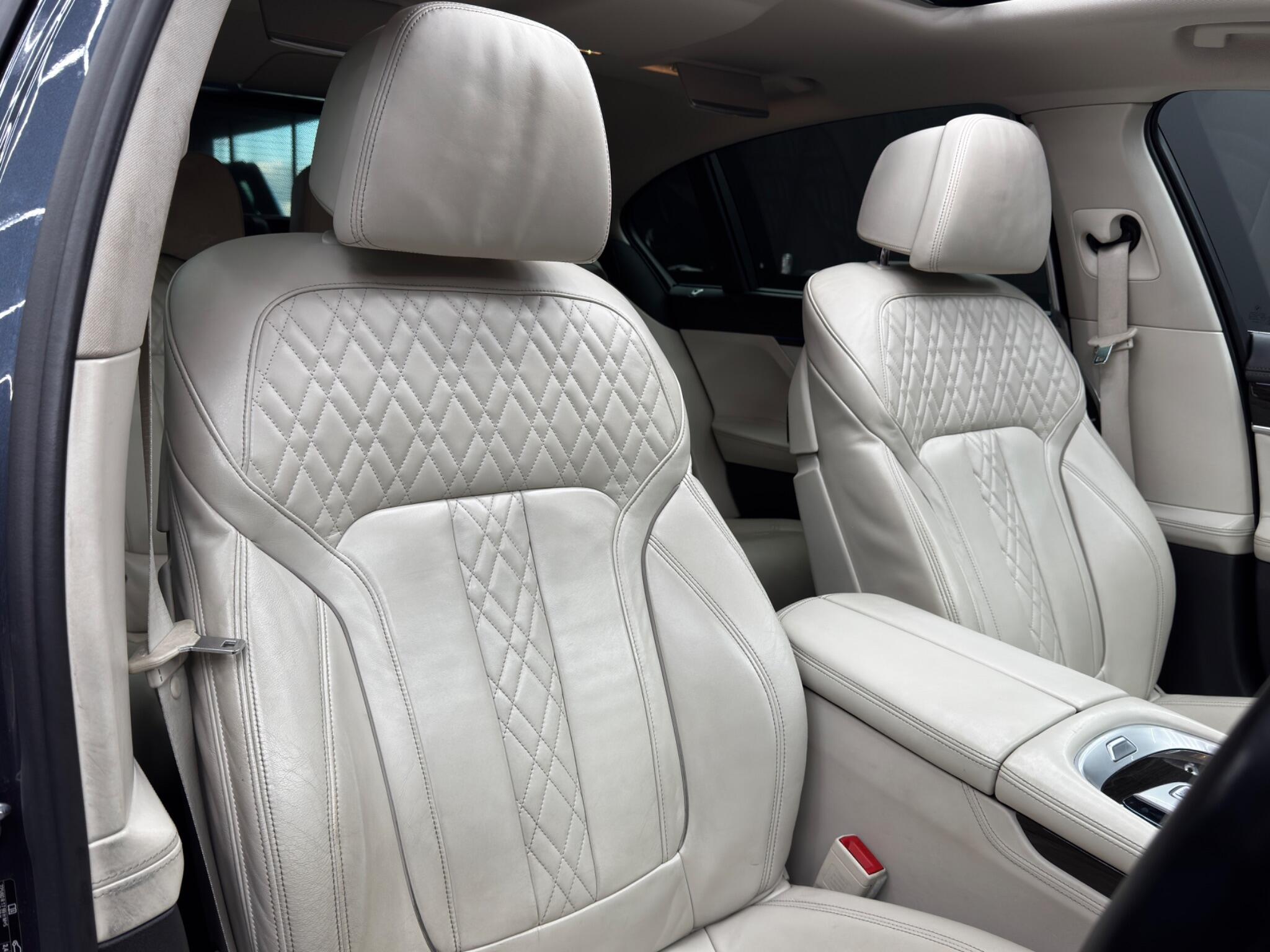 BMW 7 Series view 12