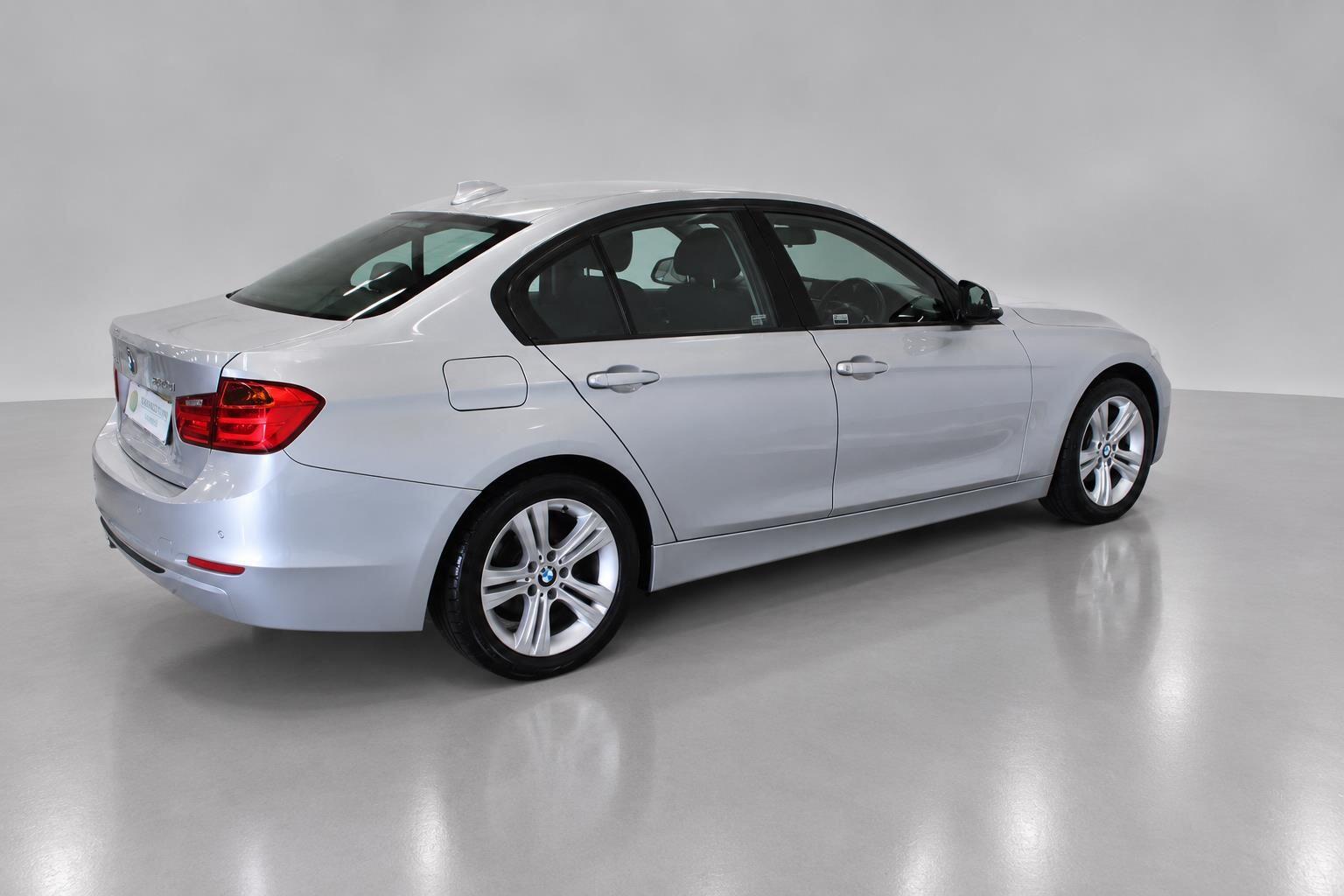 BMW 3 Series view 11