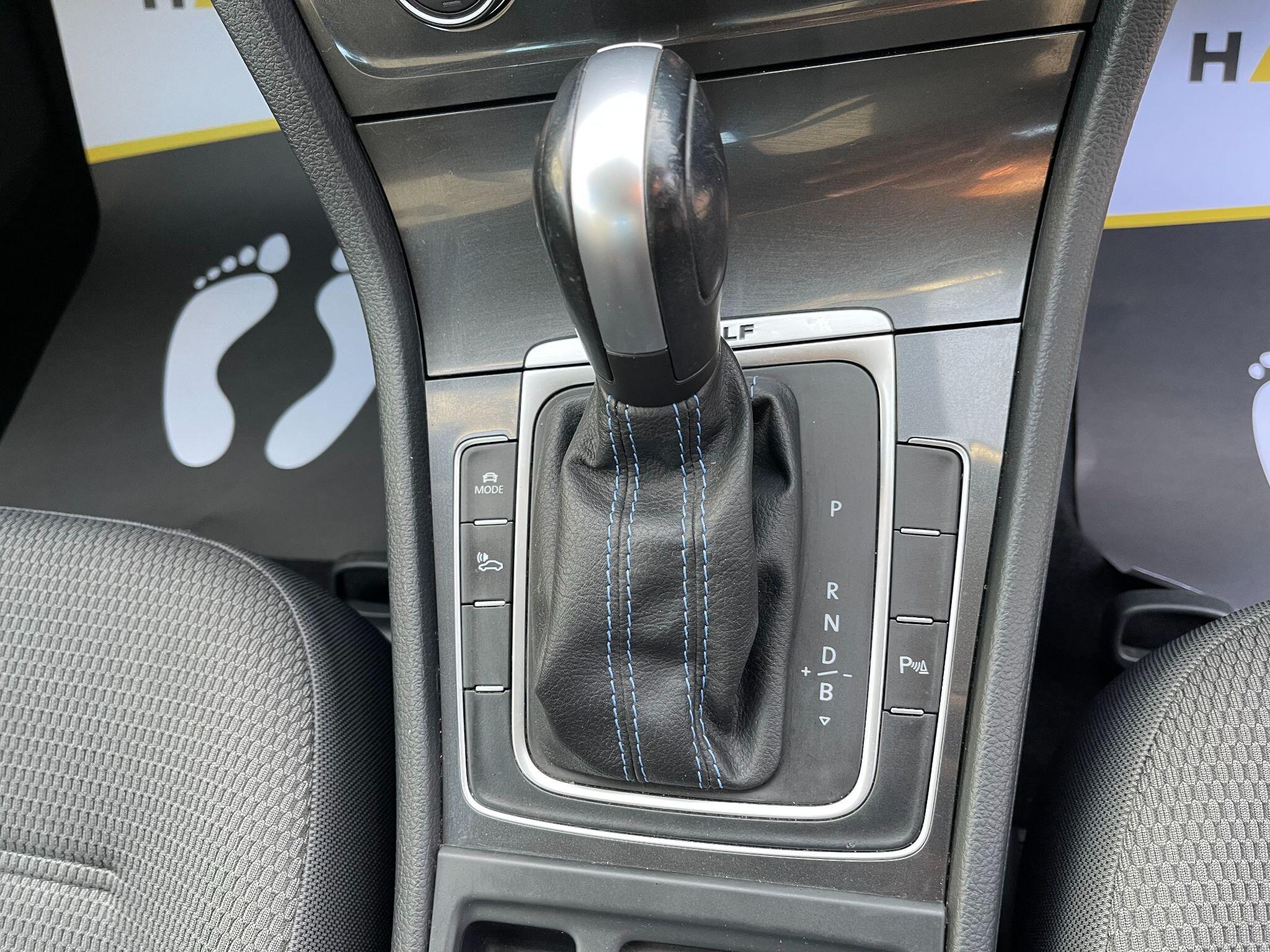 Volkswagen E-Golf view 32
