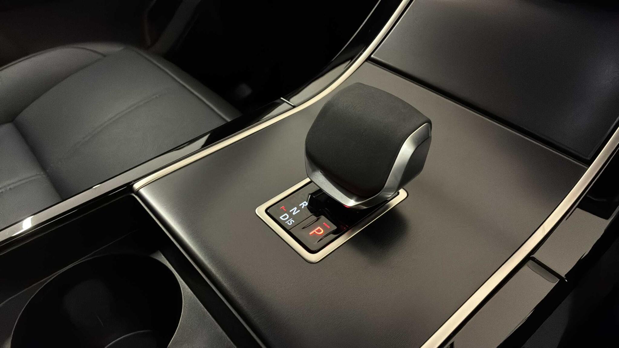 Land Rover Range Rover Velar view 13