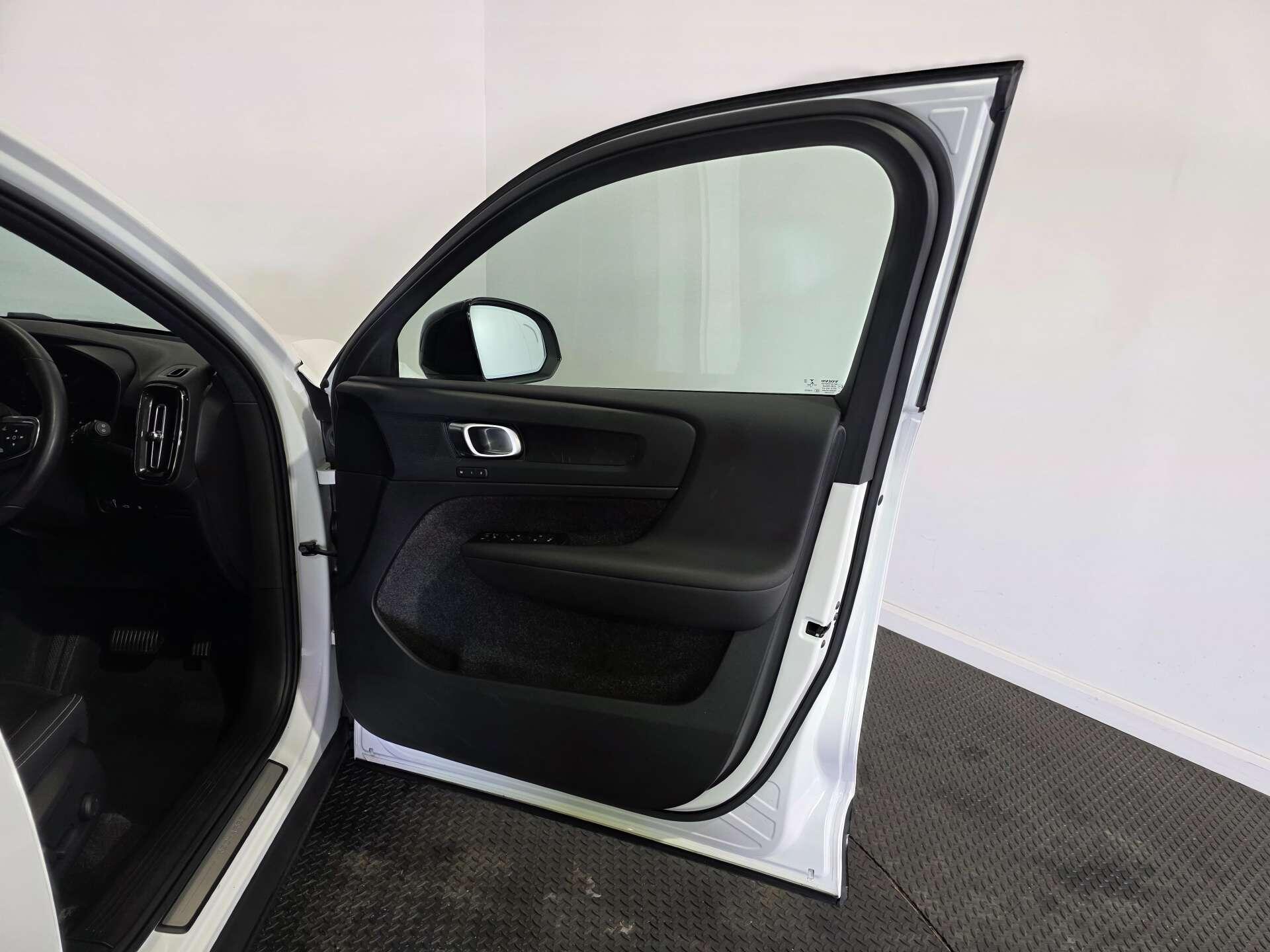 Volvo XC40 view 13
