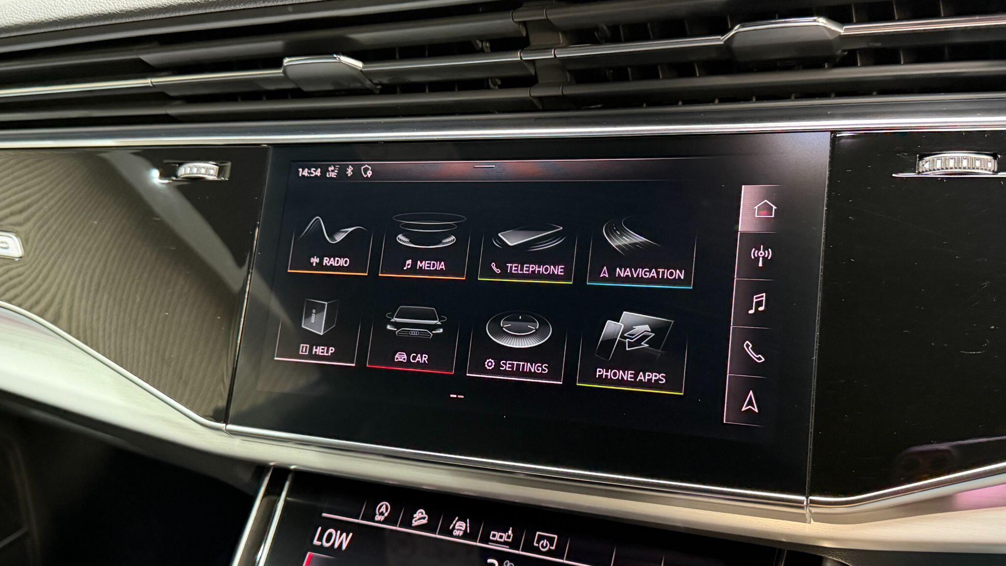 Audi Q8 view 15