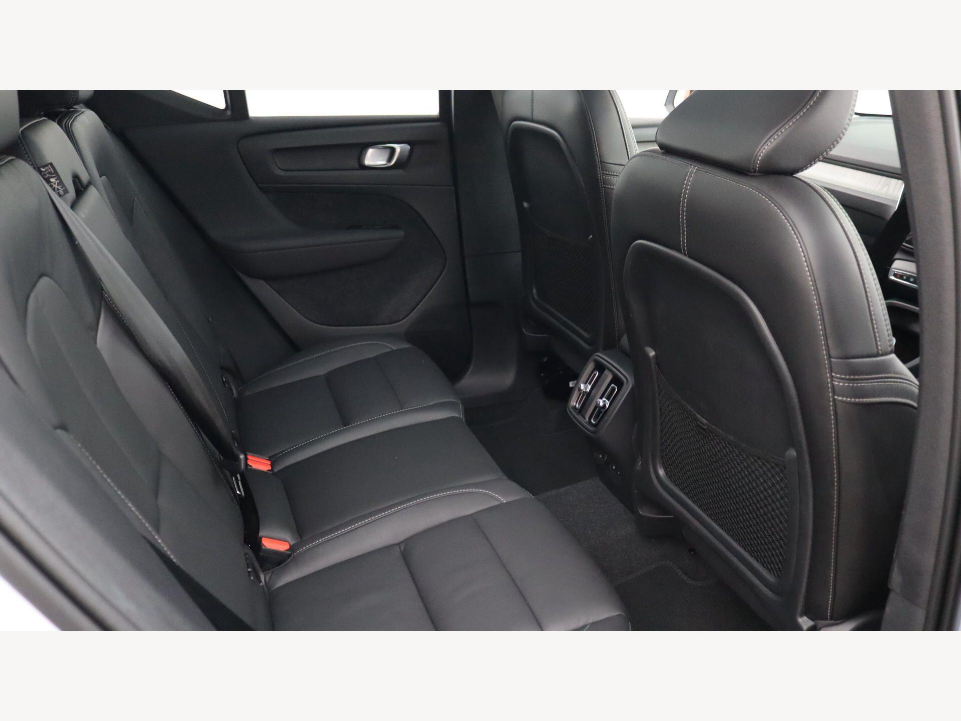 Volvo XC40 view 9