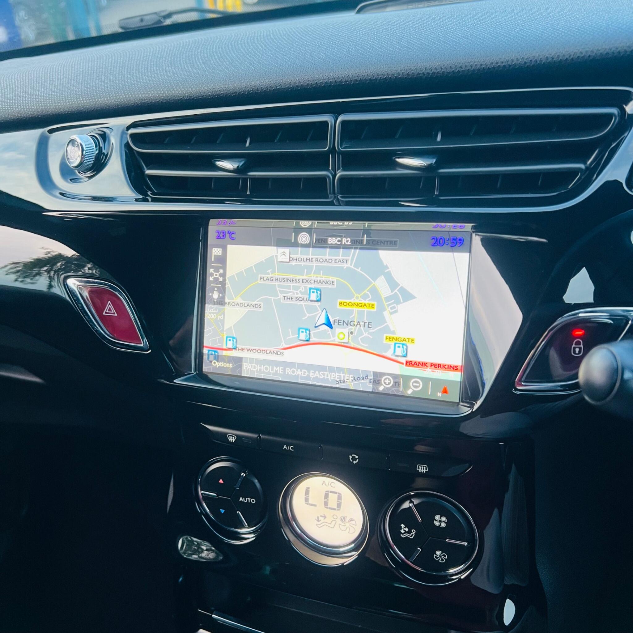 DS Automobiles DS 3 view 10
