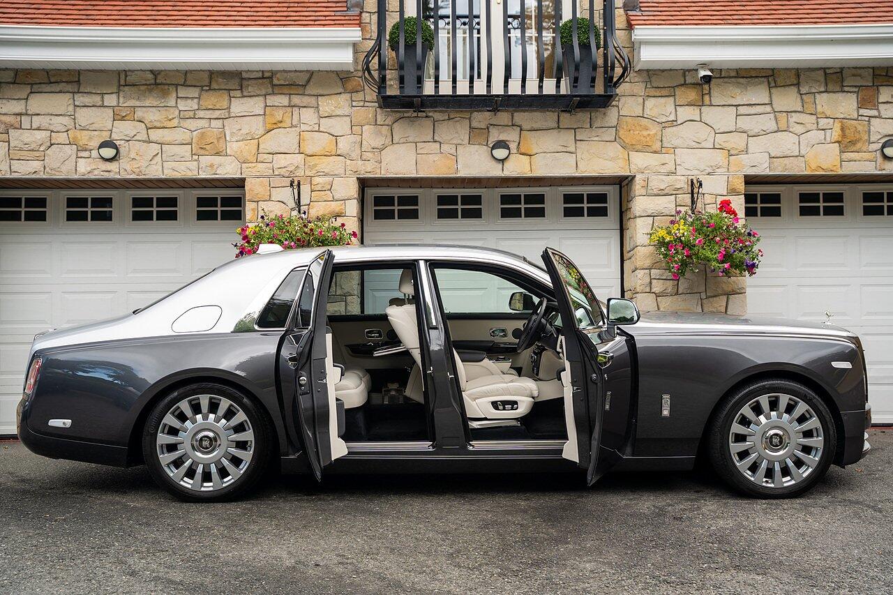Rolls-Royce Phantom view 4