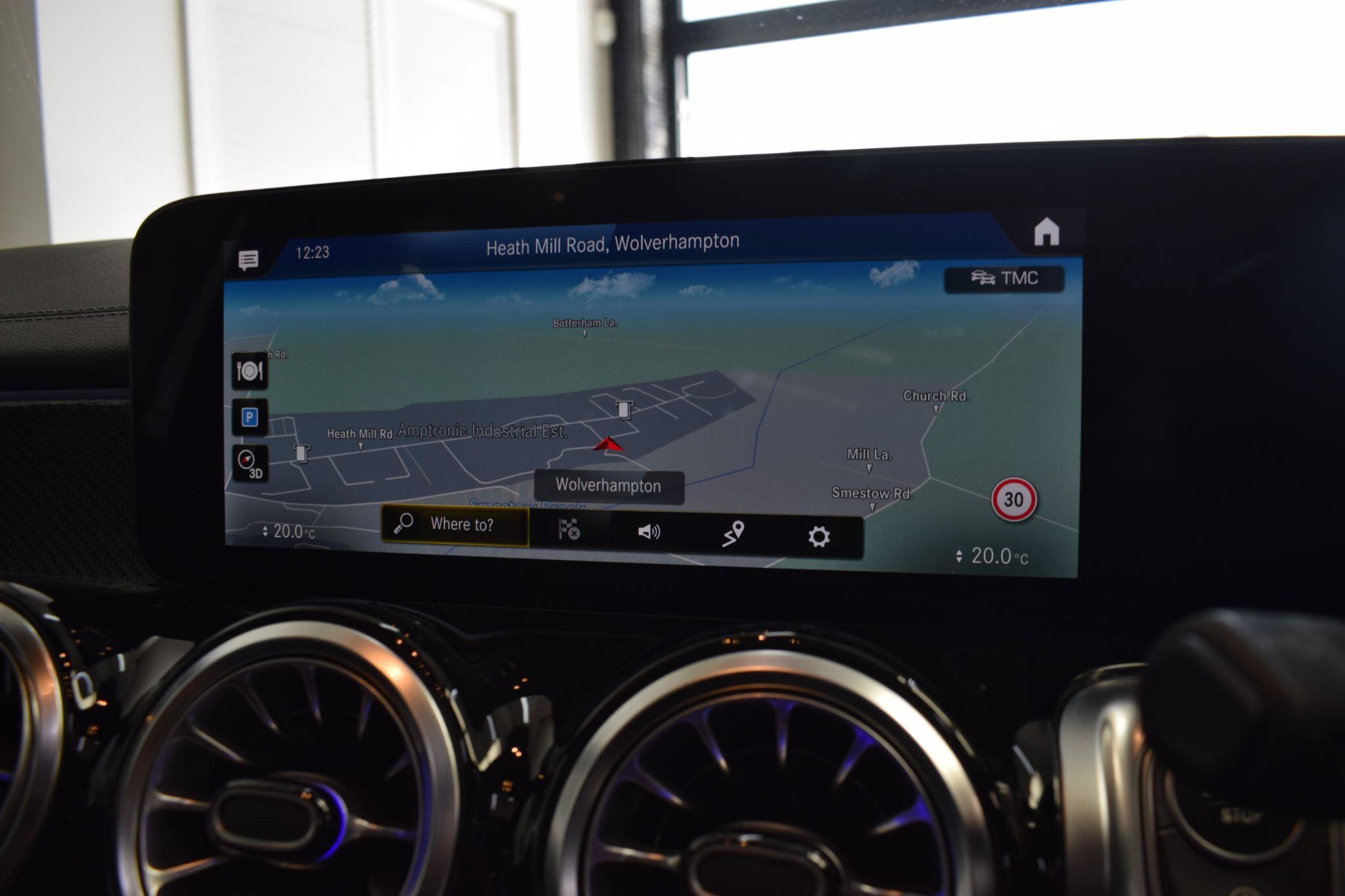 Mercedes-Benz GLB view 21
