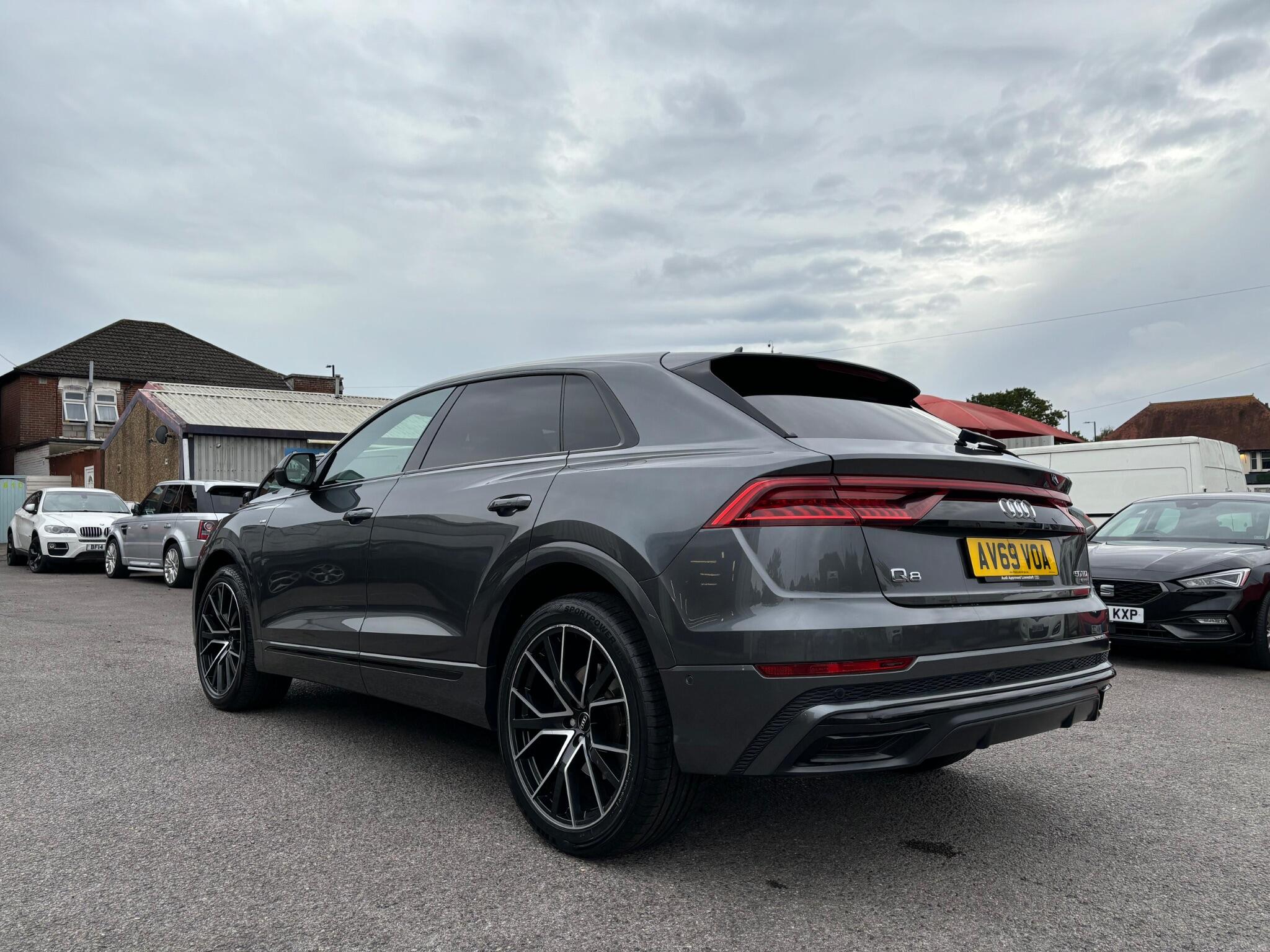 Audi Q8 view 9