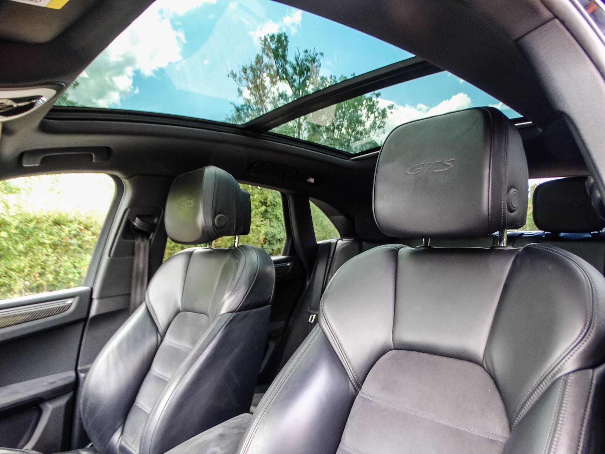 Porsche Macan view 11