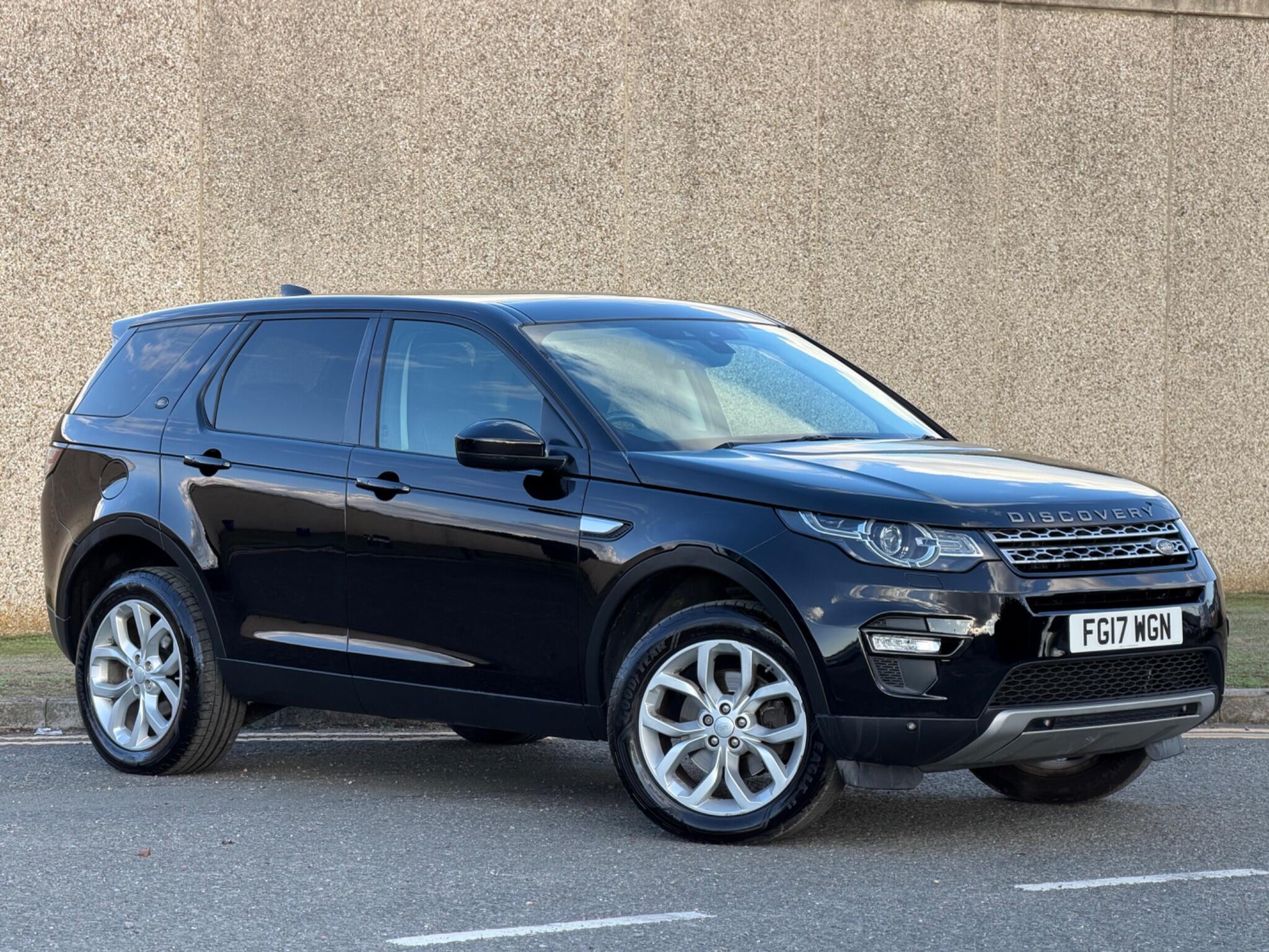 Land Rover Discovery Sport view 2