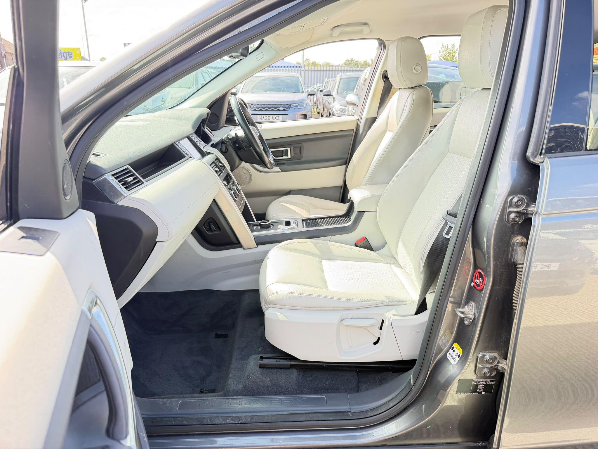 Land Rover Discovery Sport view 30