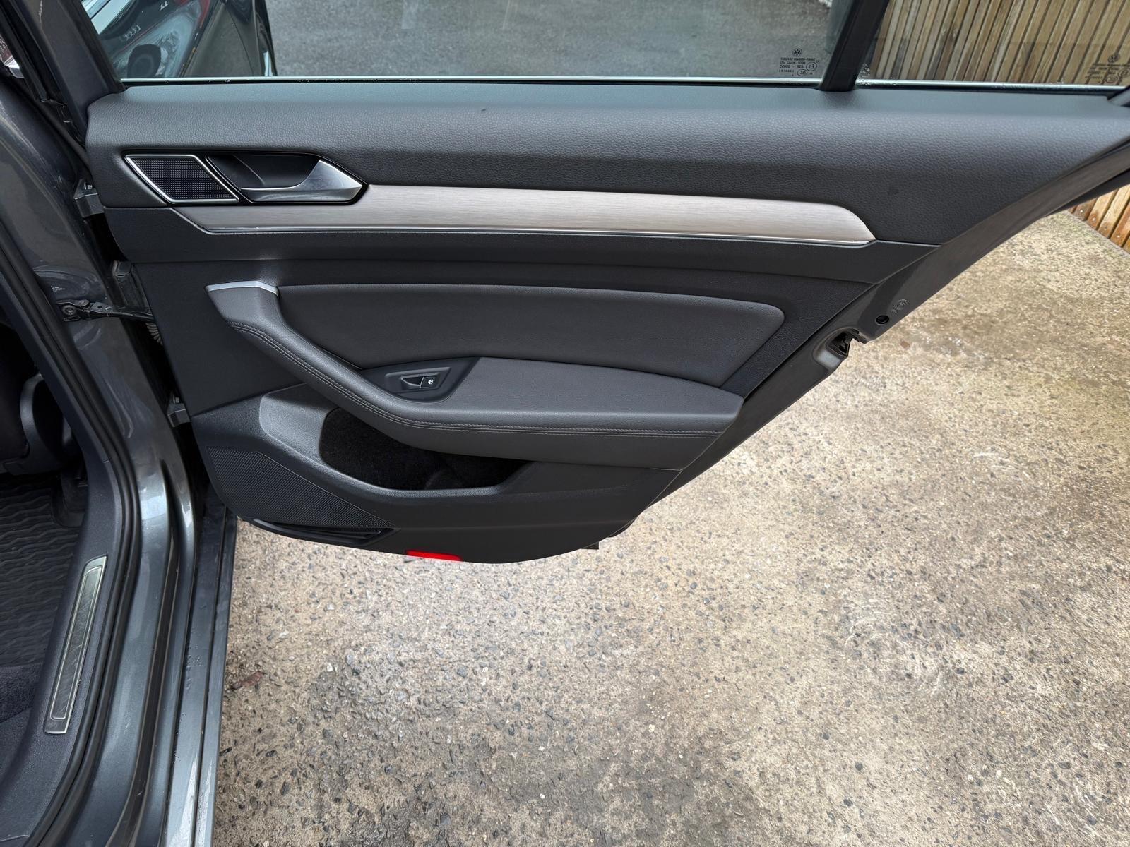 2015 Volkswagen Passat 2.0 BiTDI BlueMotion Tech GT DSG 4Motion Euro 6 (s/s) 4dr • 110,000 miles image 29