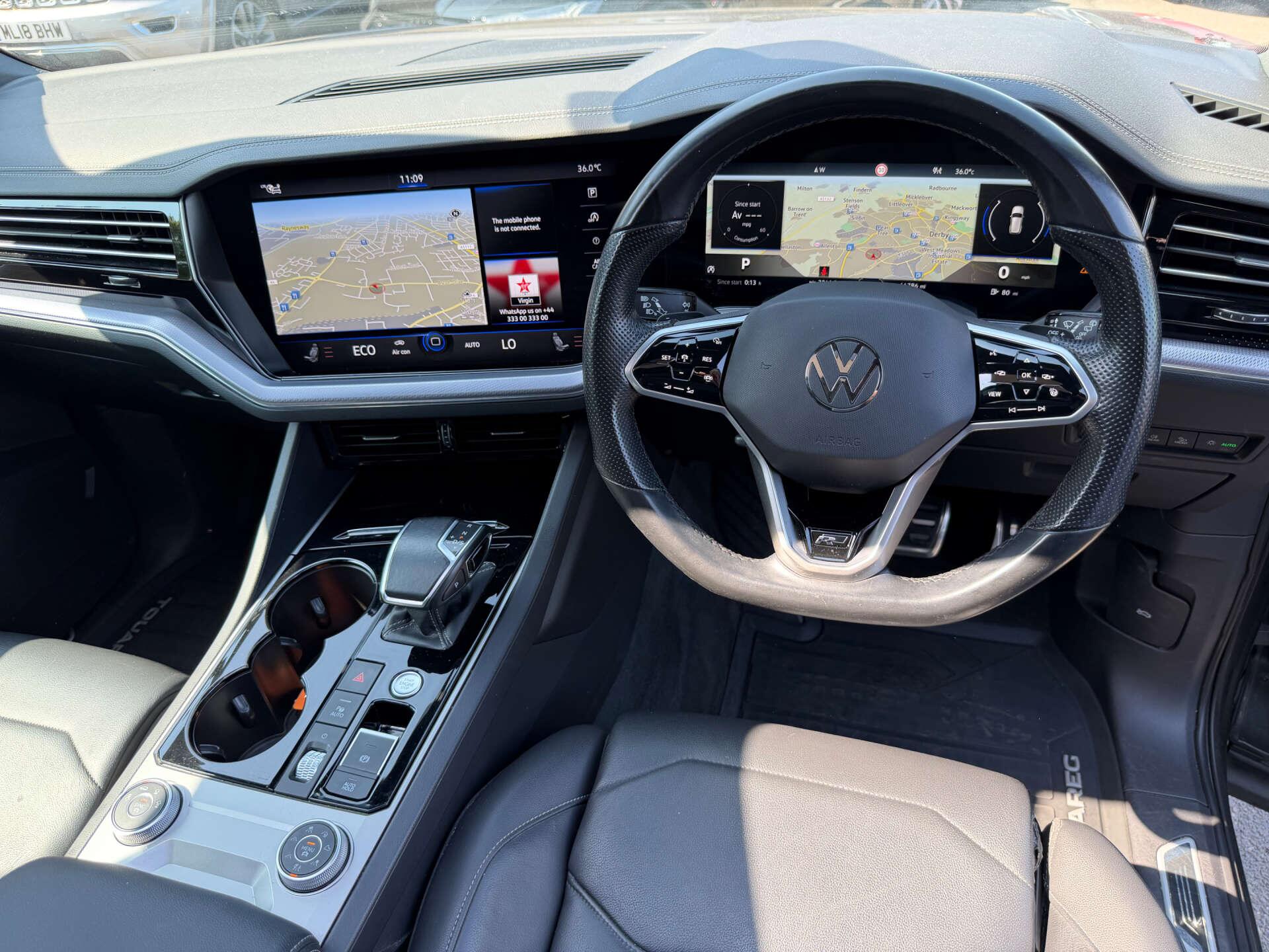 Volkswagen Touareg view 4