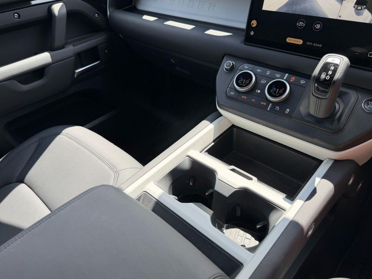 Land Rover Defender 90 view 37