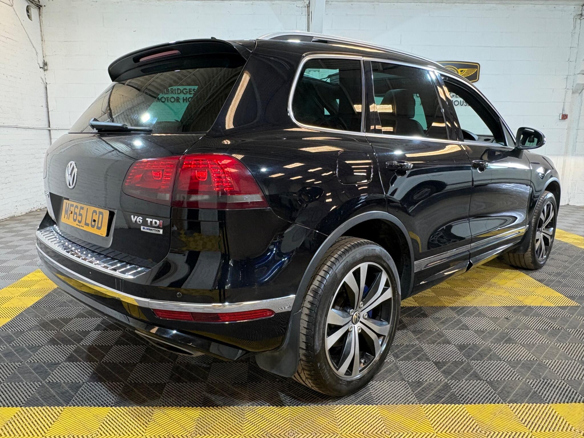 Volkswagen Touareg view 4