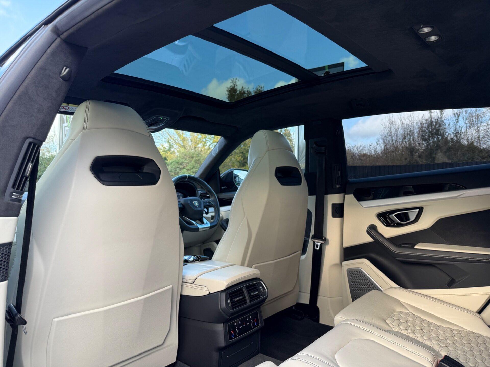 Lamborghini Urus view 31