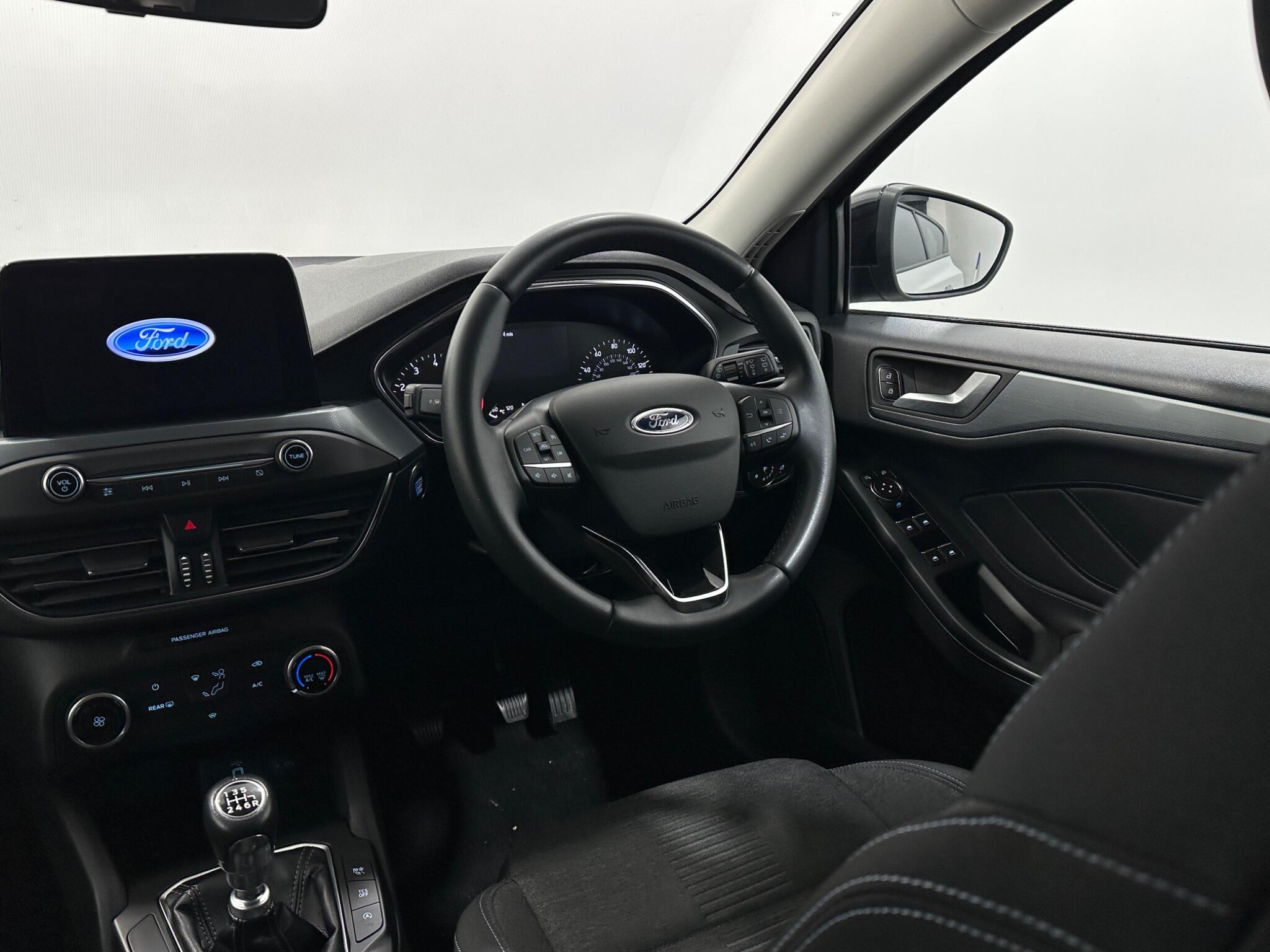 Ford Focus view 12