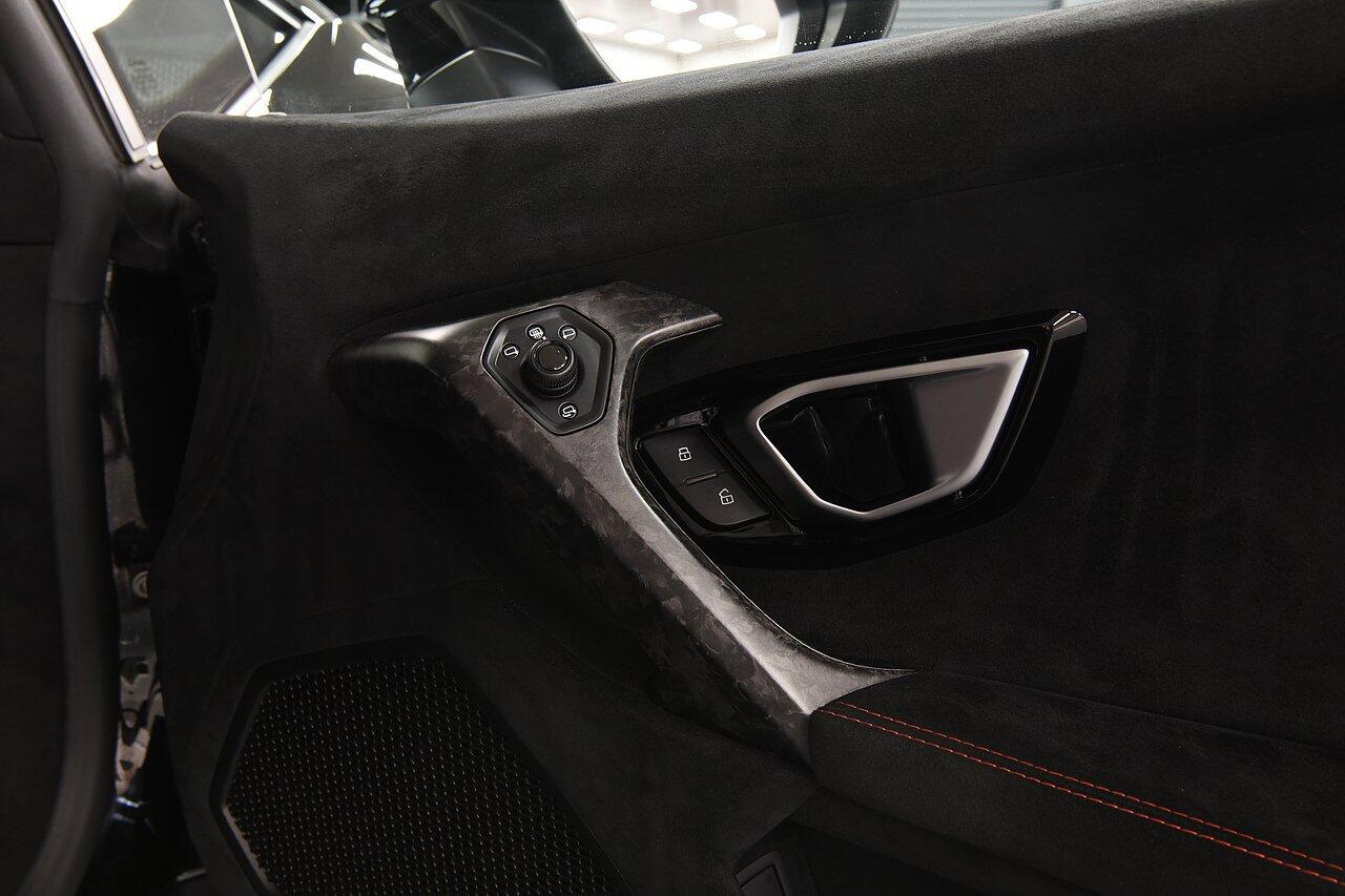 Lamborghini Huracan view 29