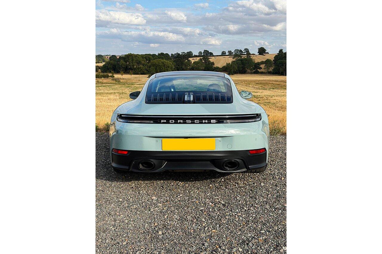 Porsche 911 view 5