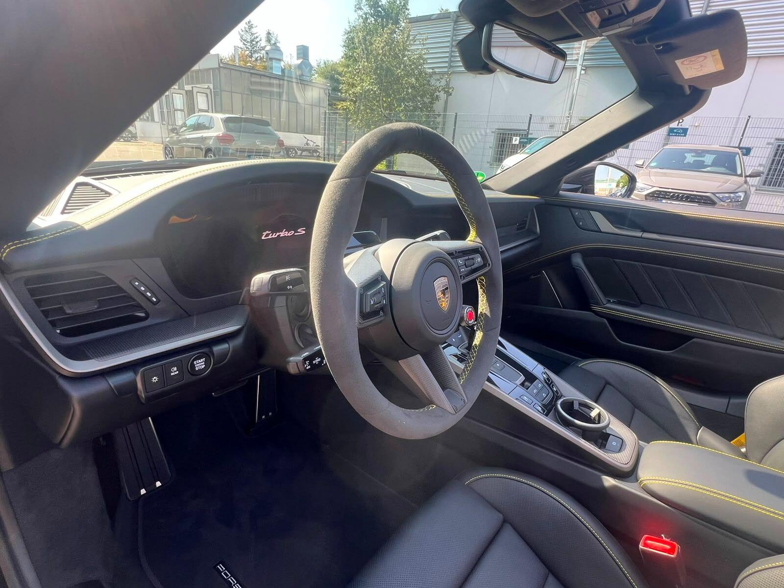 Porsche 911 view 17