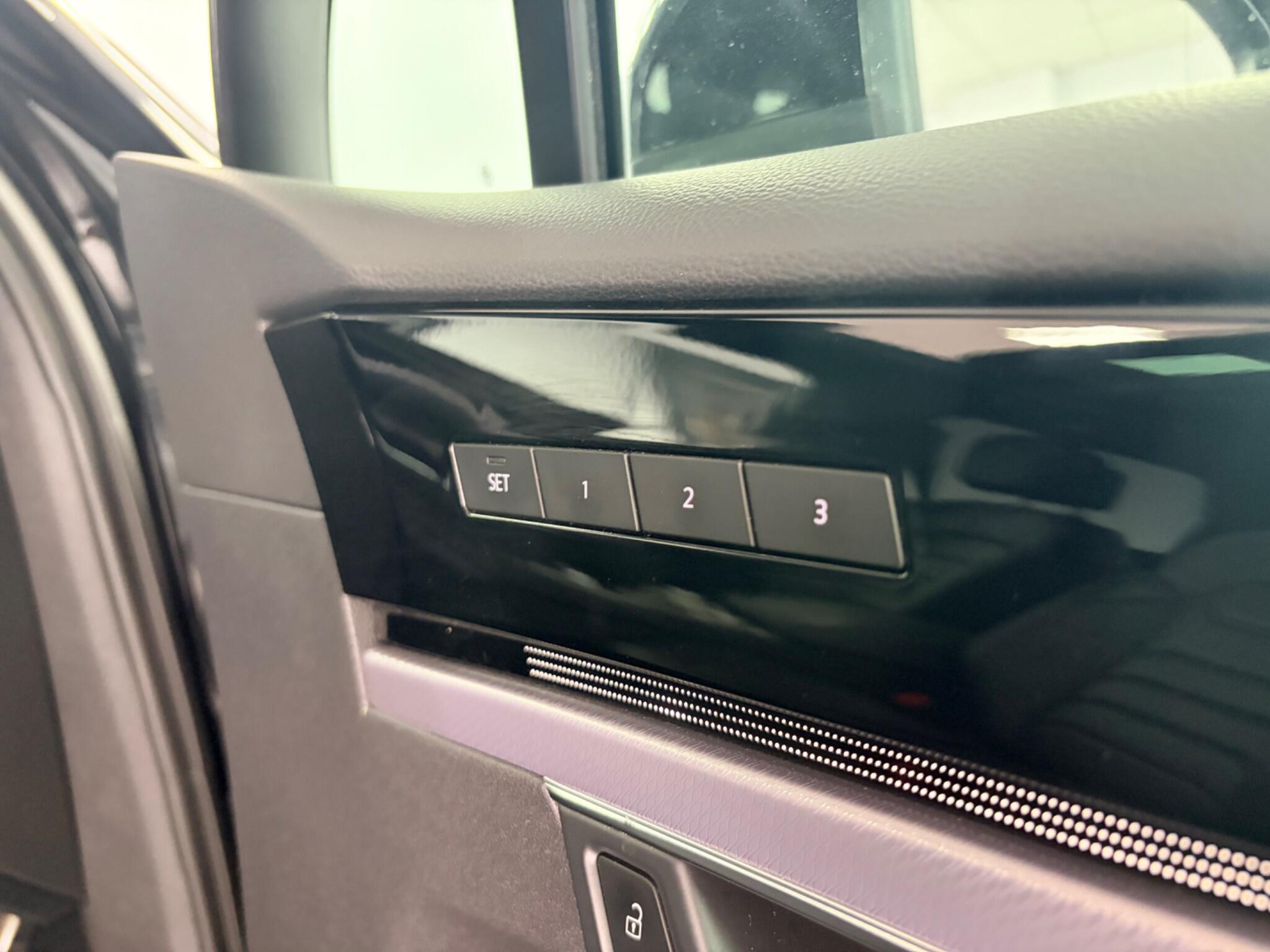 Volkswagen Touareg view 15