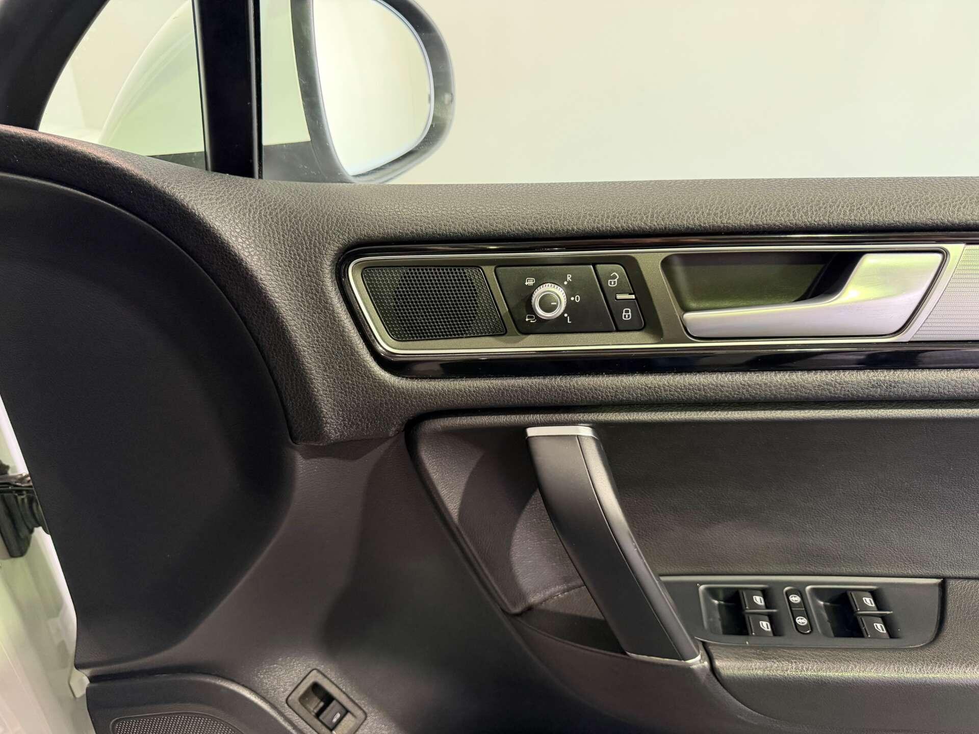Volkswagen Touareg view 24