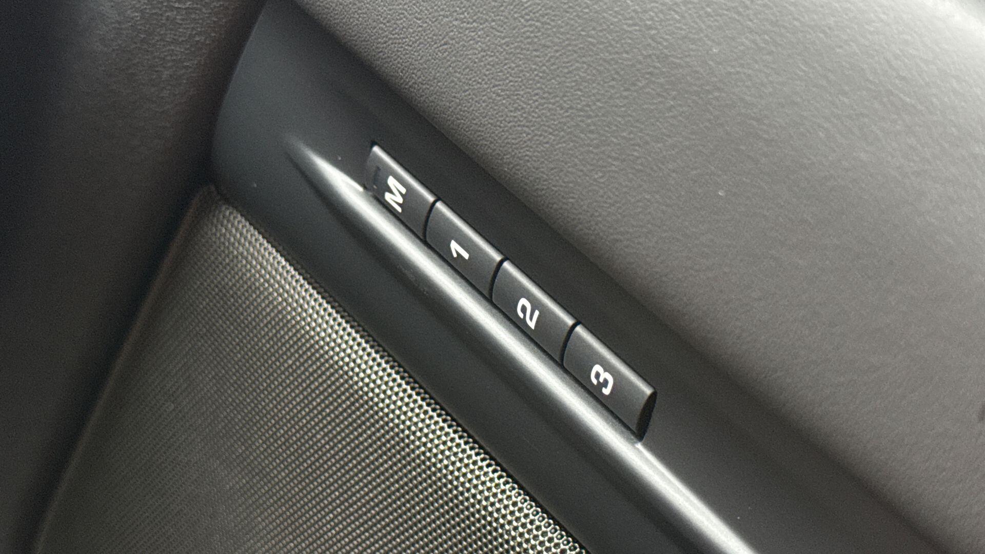 Land Rover Range Rover Evoque view 22