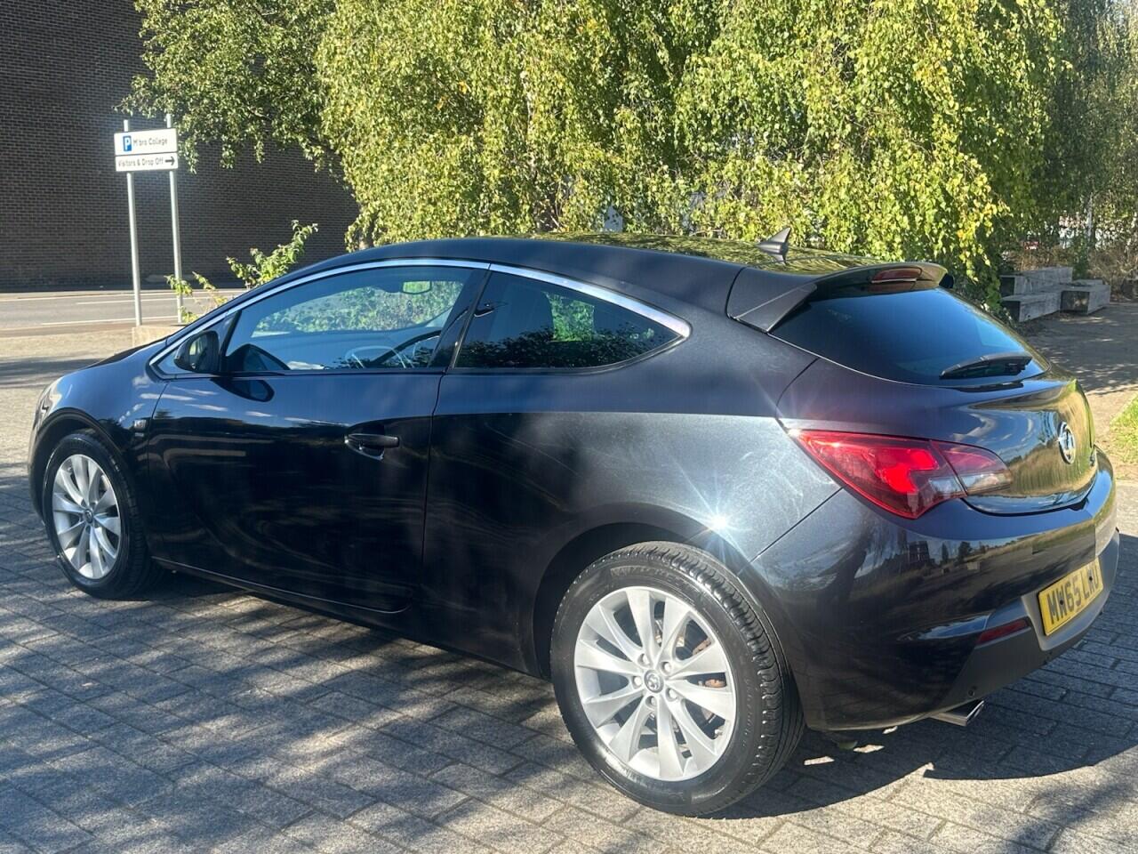 Vauxhall Astra GTC view 4