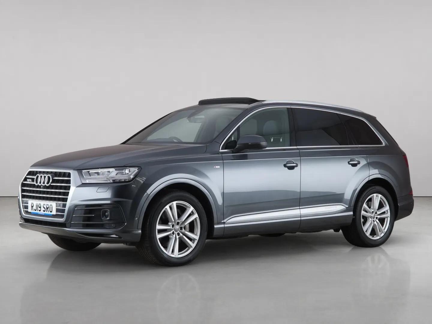 Audi Q7 view 2