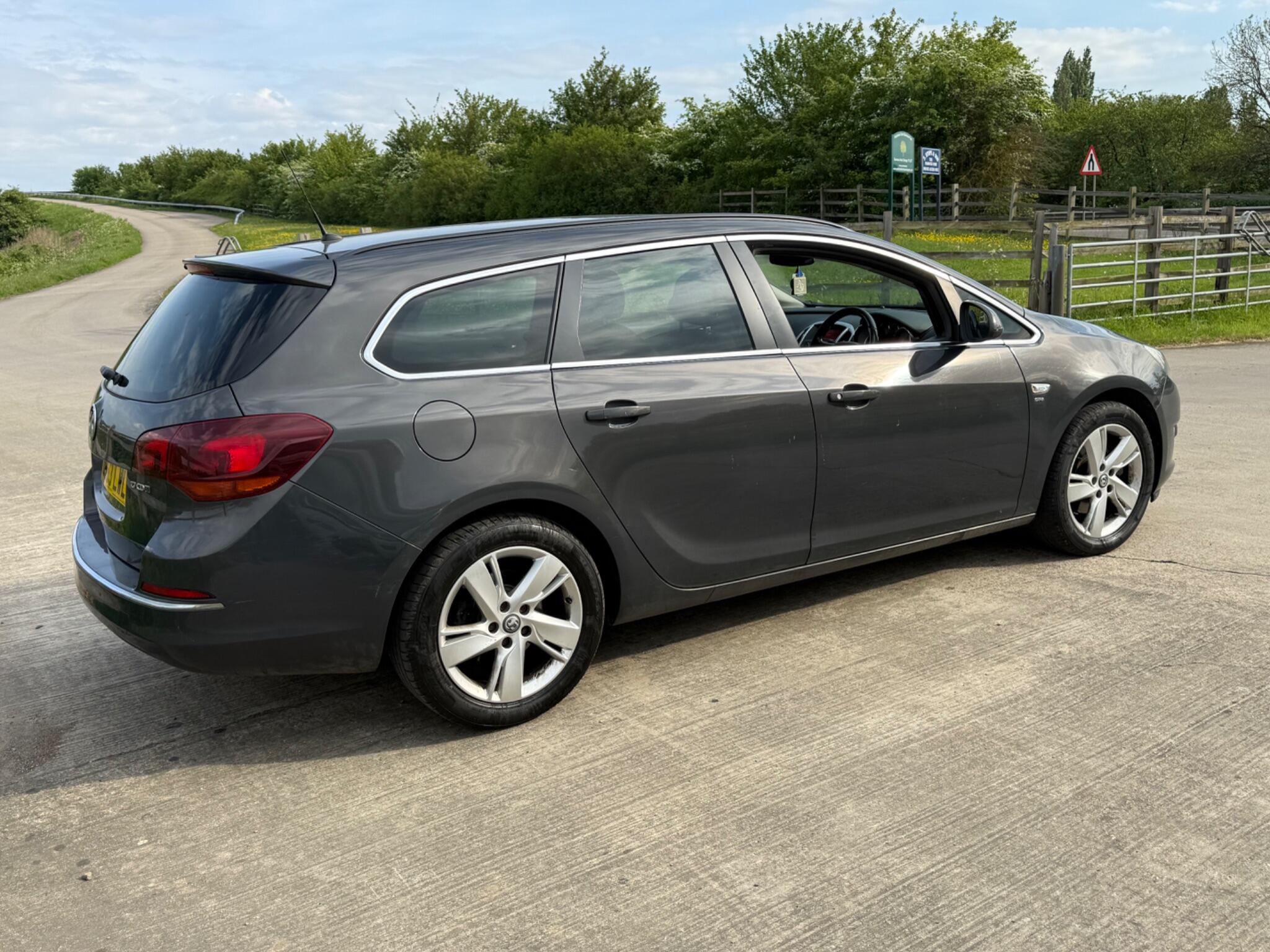 Vauxhall Astra 1.7 CDTi ecoFLEX SRi Sports Tourer Euro 5 5dr — photo 42 of 86