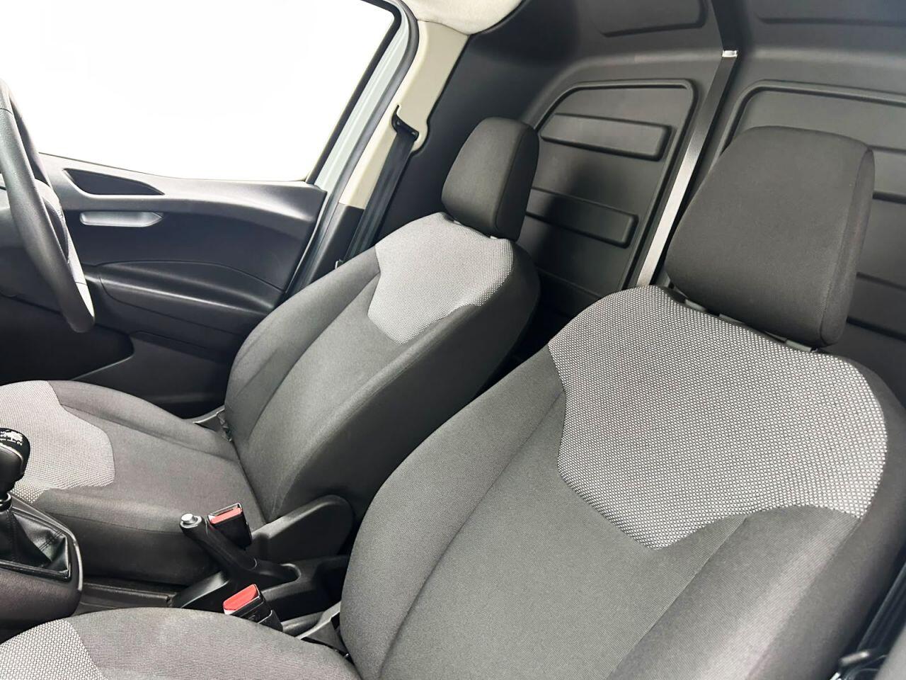 Ford Transit Courier view 13