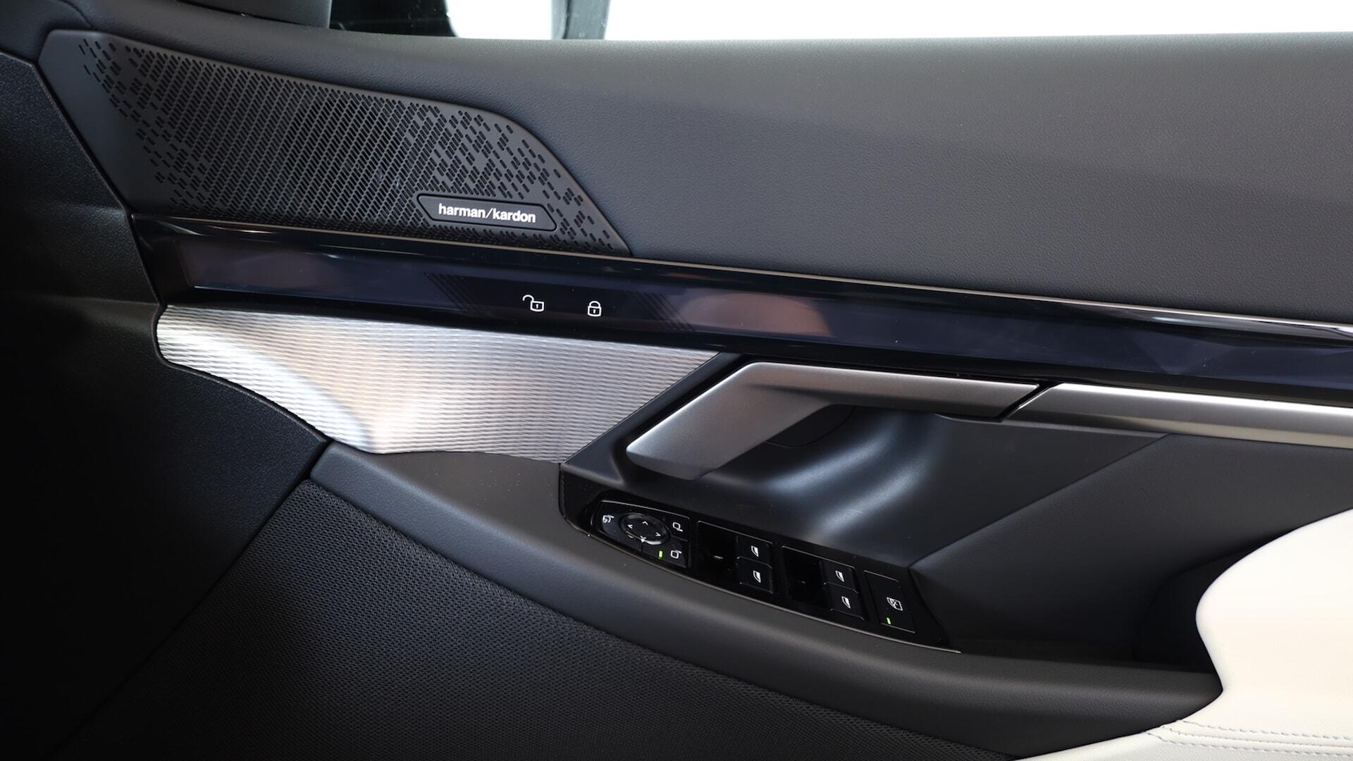 BMW 5 Series view 20