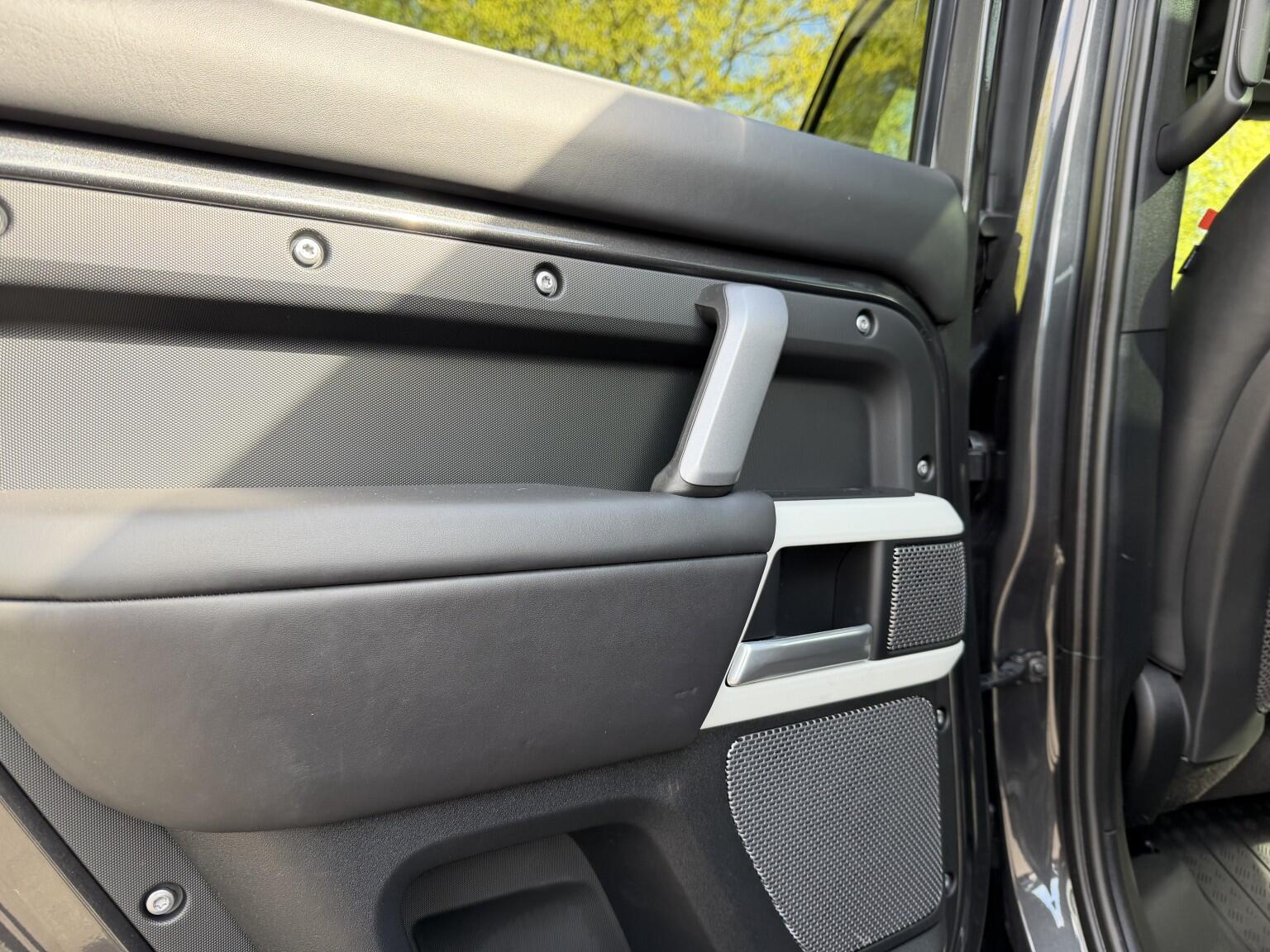 Land Rover Defender 110 view 21